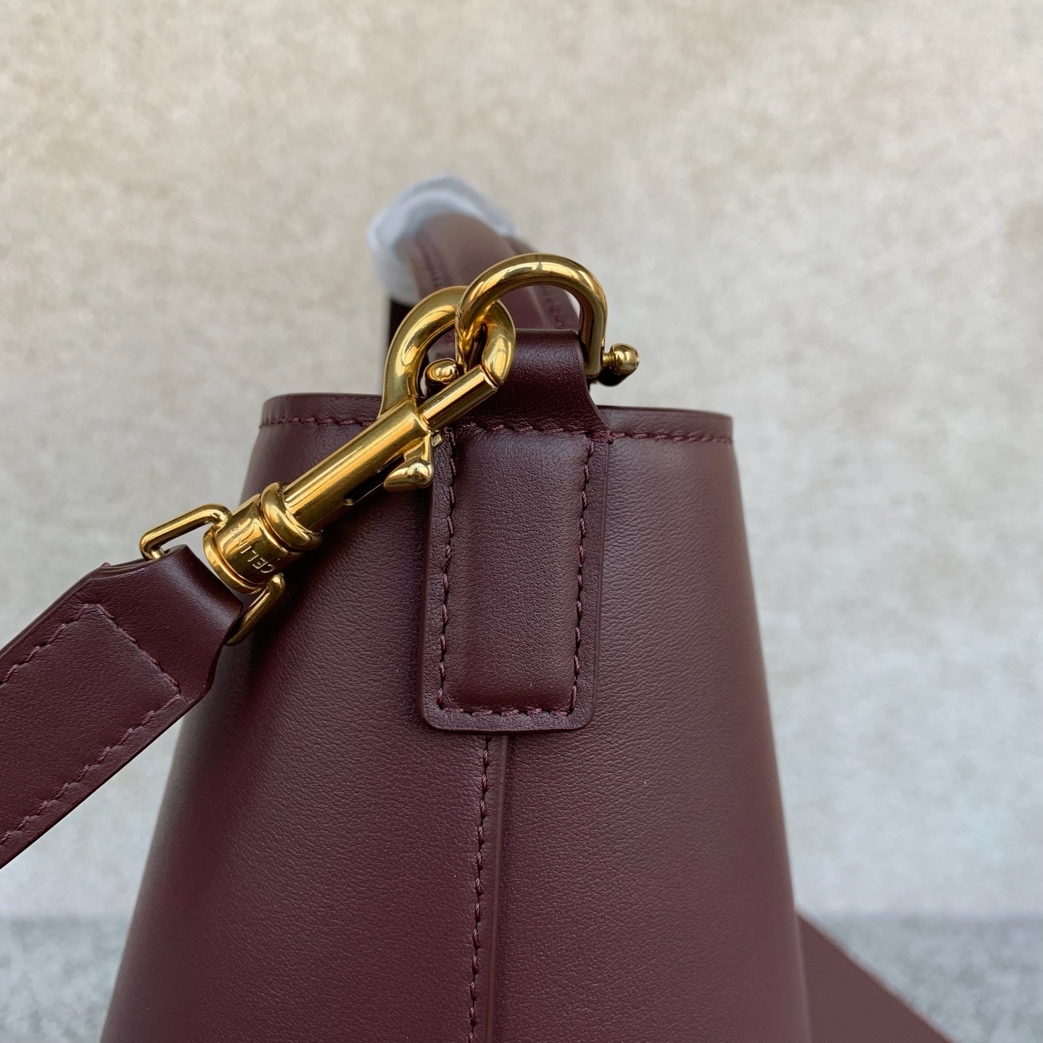 LOUISE中号光滑牛皮革手袋，28X24X16厘米，牛皮革，羊皮革衬里金色饰面，手提、肩背和斜挎，皮革