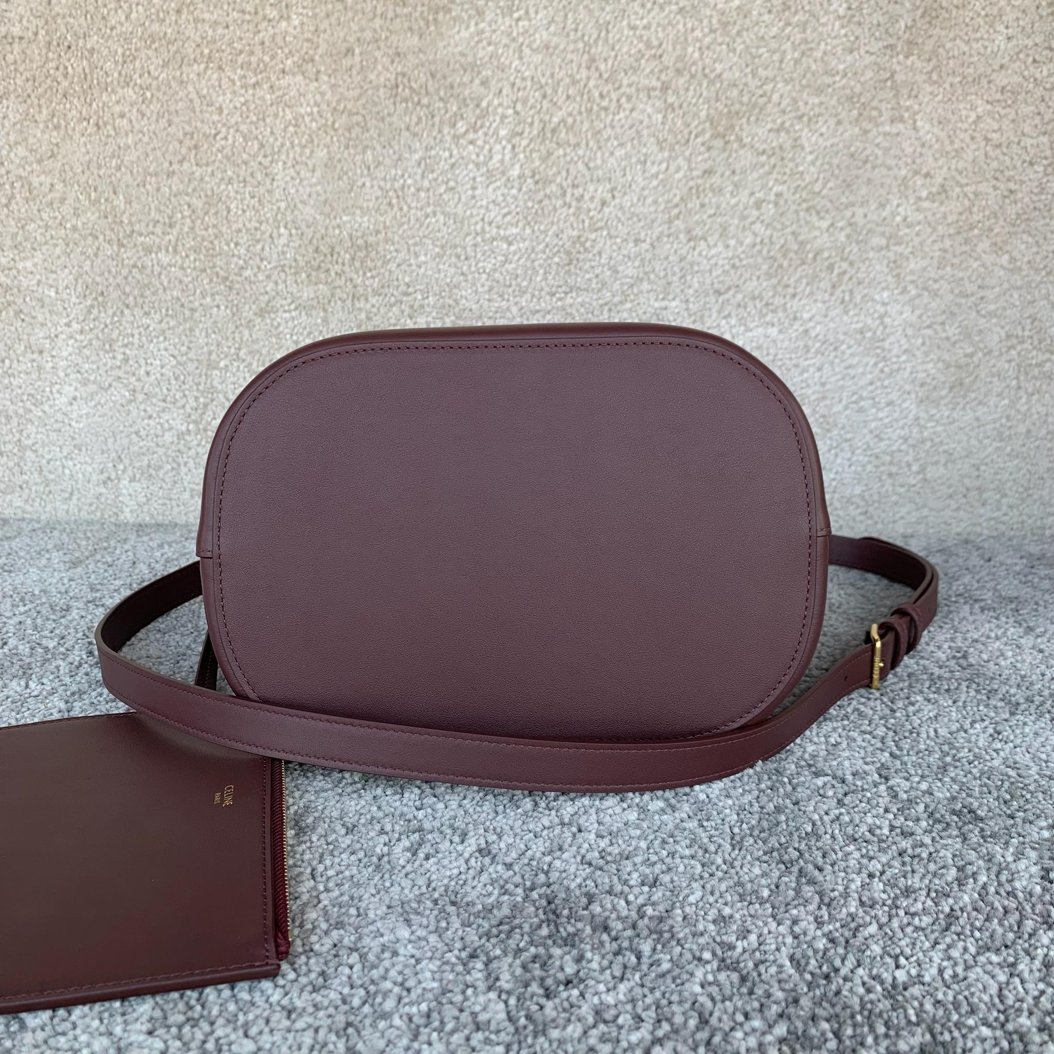 LOUISE中号光滑牛皮革手袋，28X24X16厘米，牛皮革，羊皮革衬里金色饰面，手提、肩背和斜挎，皮革