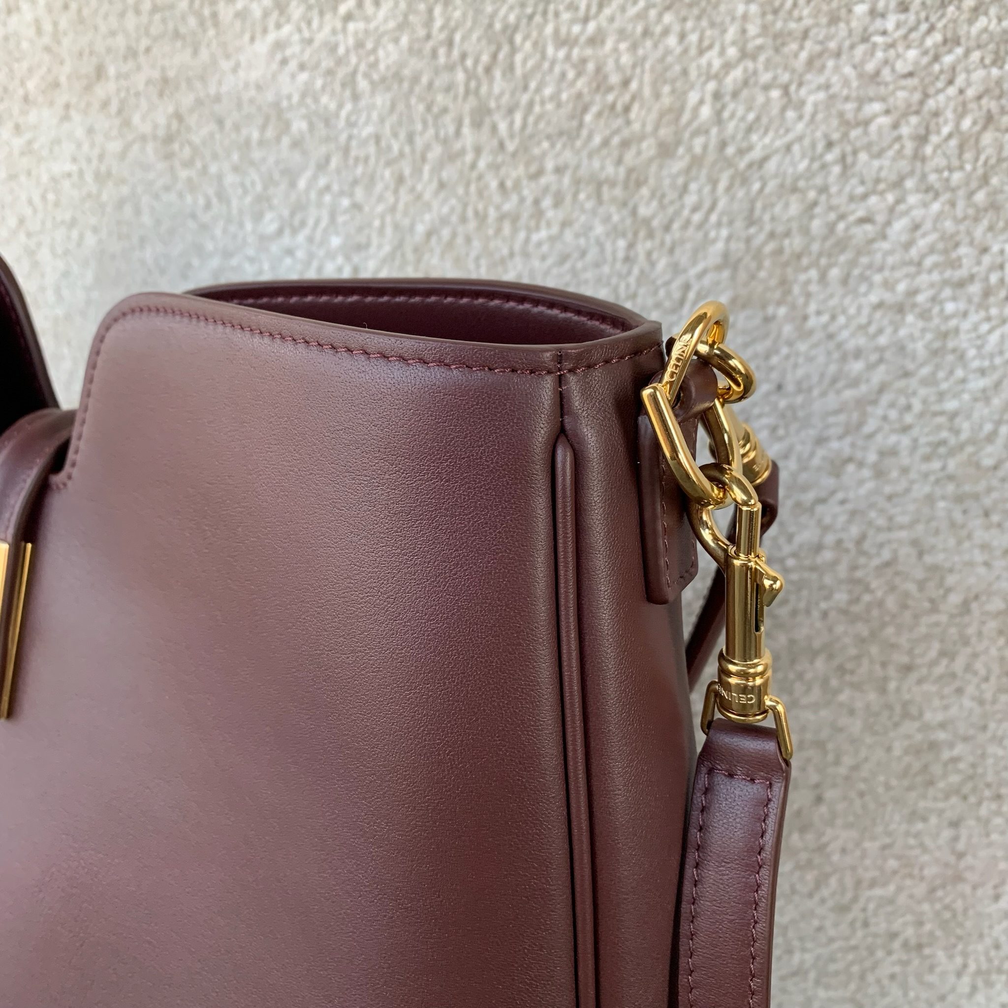 16 SOFT中号光滑牛皮革手袋36X29.5X7厘米 本款型可装下IPAD等智能平板电脑牛皮革羊皮革衬