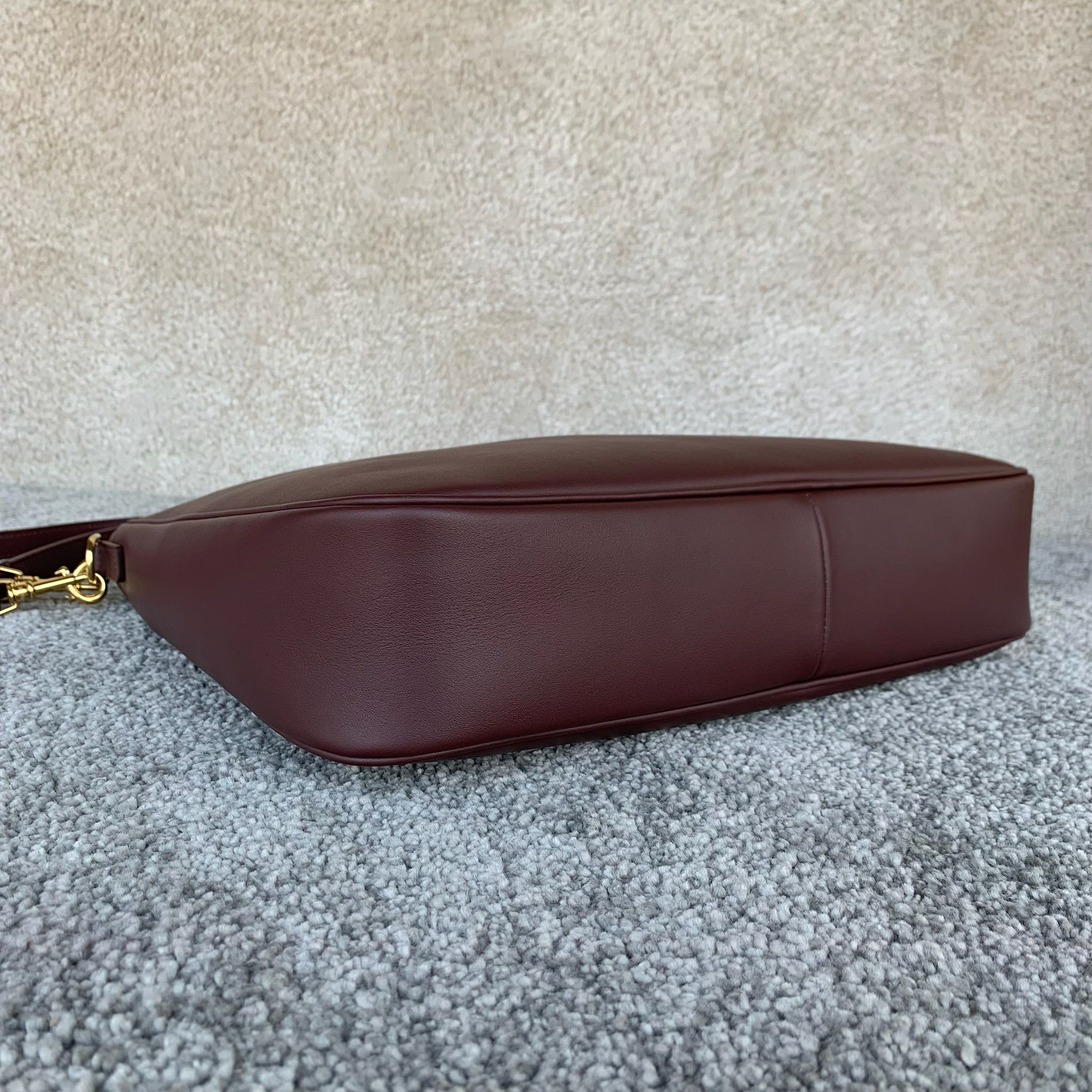 16 SOFT中号光滑牛皮革手袋36X29.5X7厘米 本款型可装下IPAD等智能平板电脑牛皮革羊皮革衬