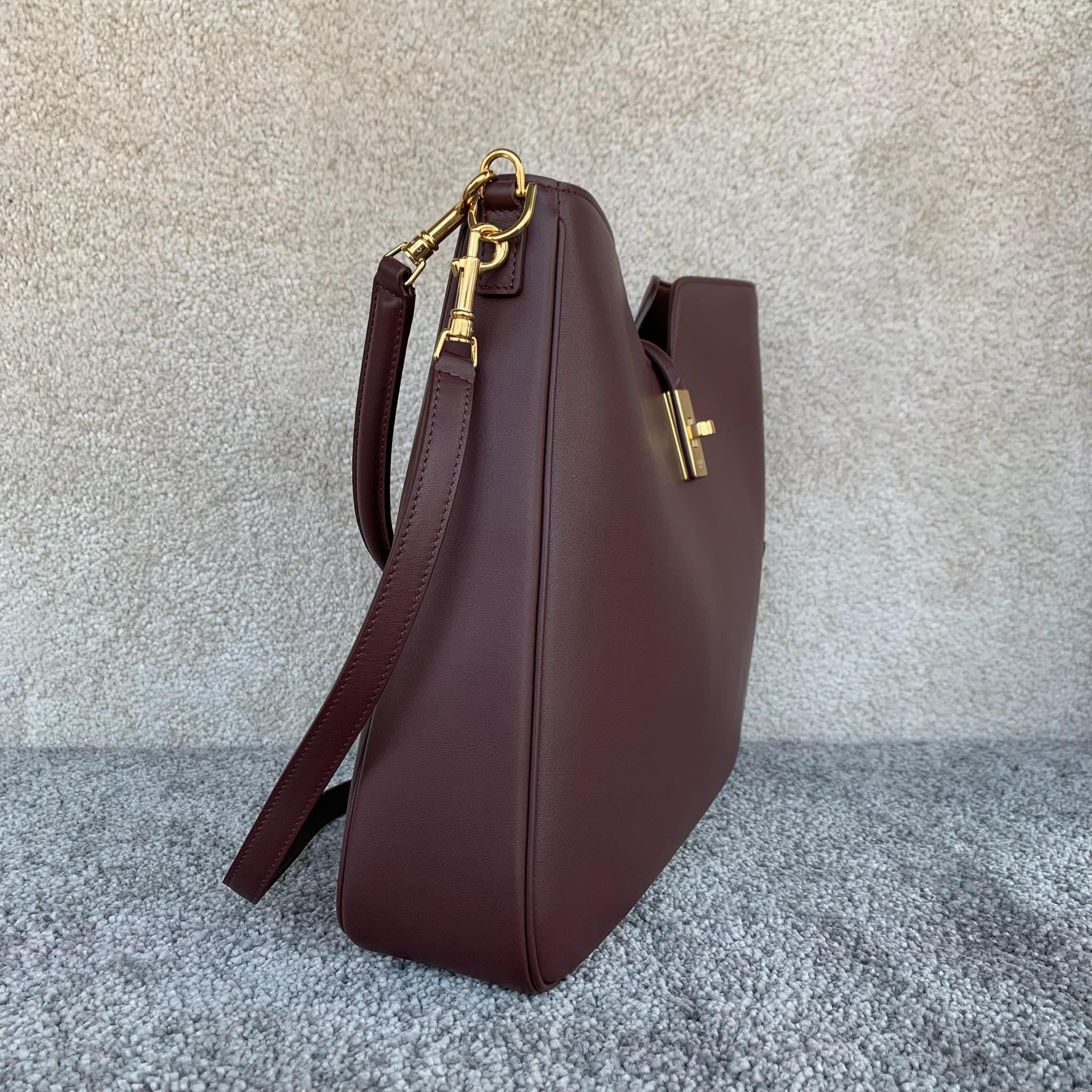 16 SOFT中号光滑牛皮革手袋36X29.5X7厘米 本款型可装下IPAD等智能平板电脑牛皮革羊皮革衬