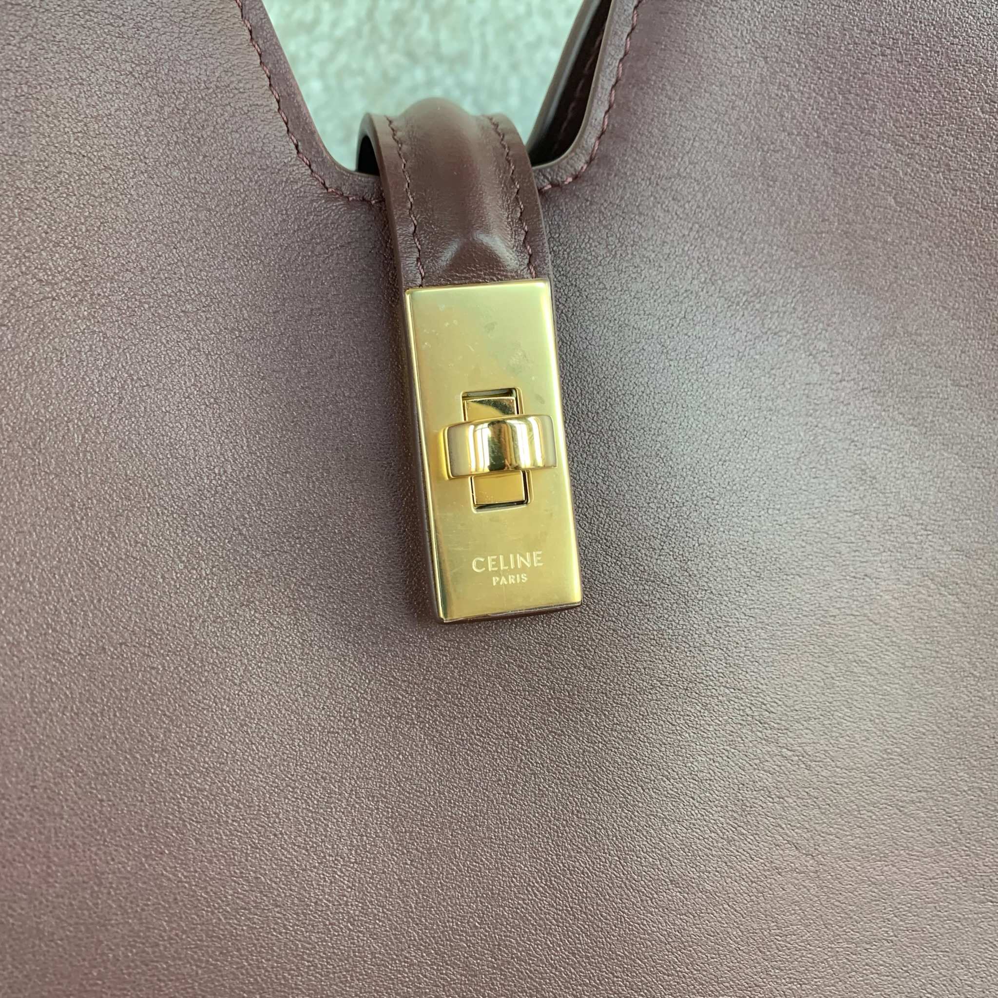 16 SOFT中号光滑牛皮革手袋36X29.5X7厘米 本款型可装下IPAD等智能平板电脑牛皮革羊皮革衬