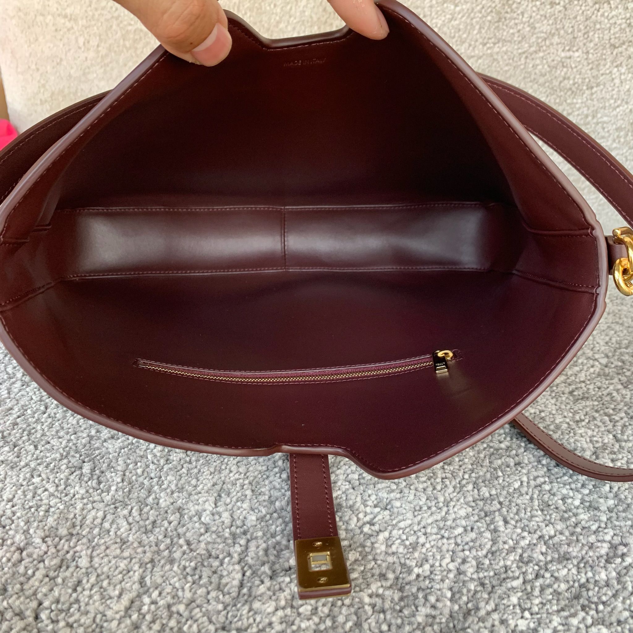 16 SOFT中号光滑牛皮革手袋36X29.5X7厘米 本款型可装下IPAD等智能平板电脑牛皮革羊皮革衬