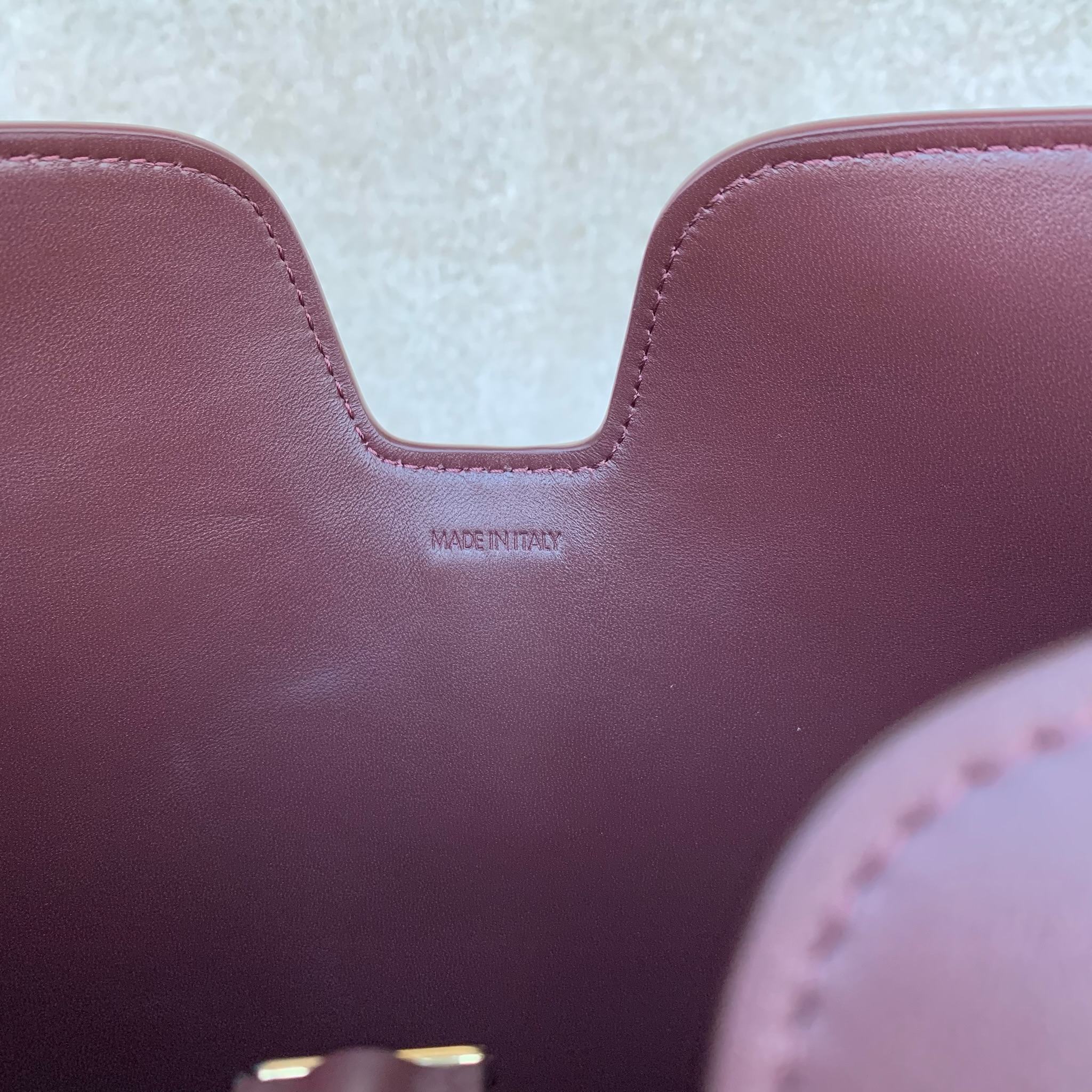 16 SOFT中号光滑牛皮革手袋36X29.5X7厘米 本款型可装下IPAD等智能平板电脑牛皮革羊皮革衬