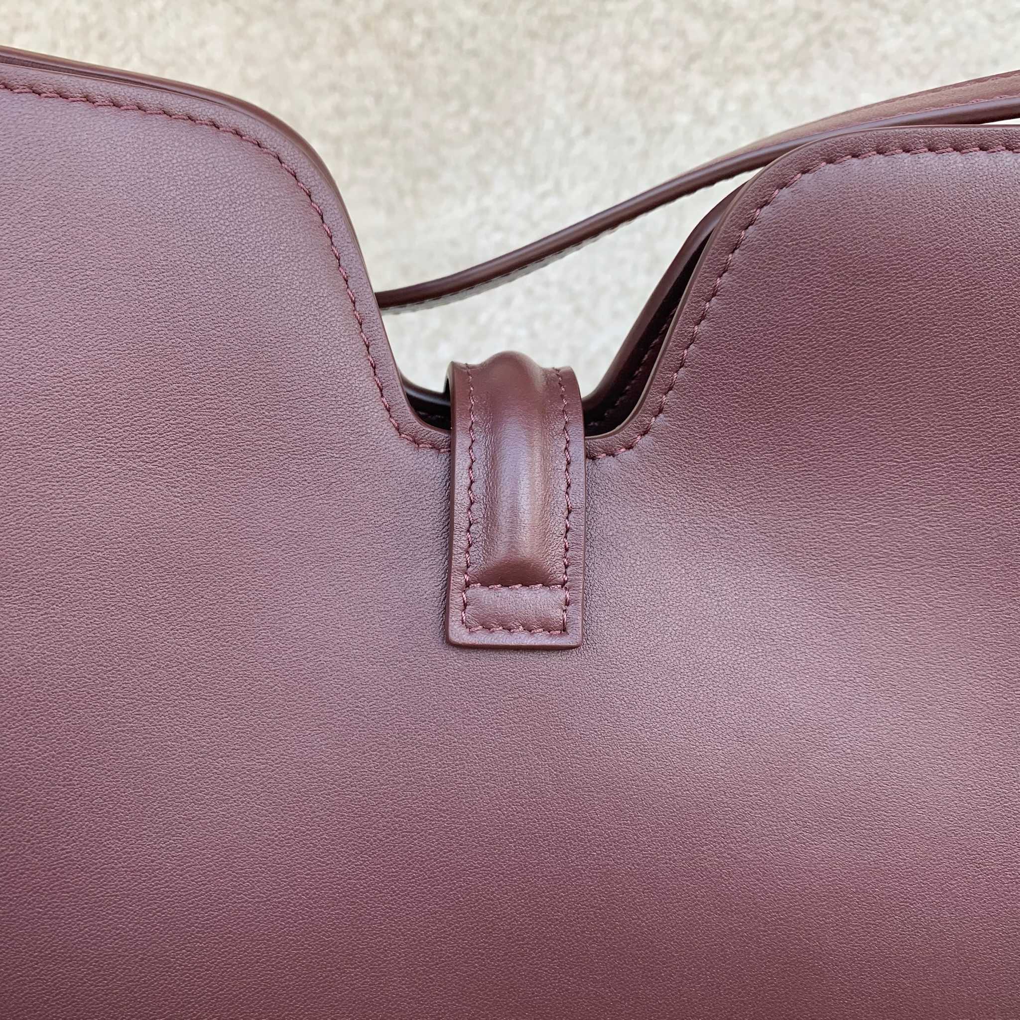 16 SOFT中号光滑牛皮革手袋36X29.5X7厘米 本款型可装下IPAD等智能平板电脑牛皮革羊皮革衬