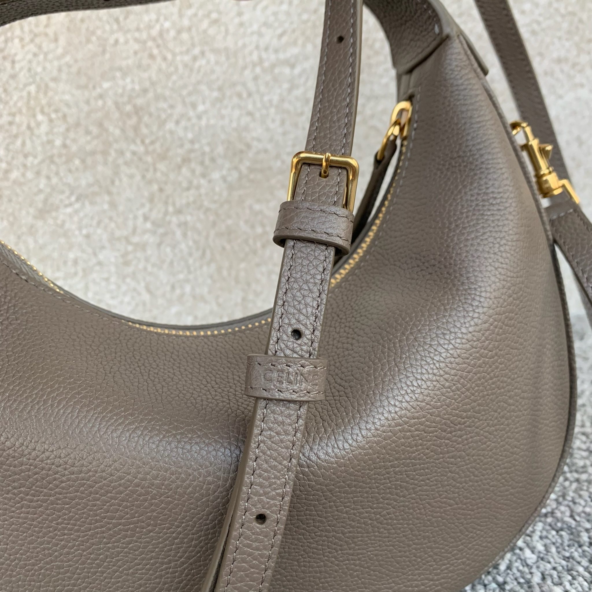 TEEN LULU柔软粒面牛皮革手袋可手提、肩背和斜挎本款型可装下PLUS等较大的智能手机机型 21X 