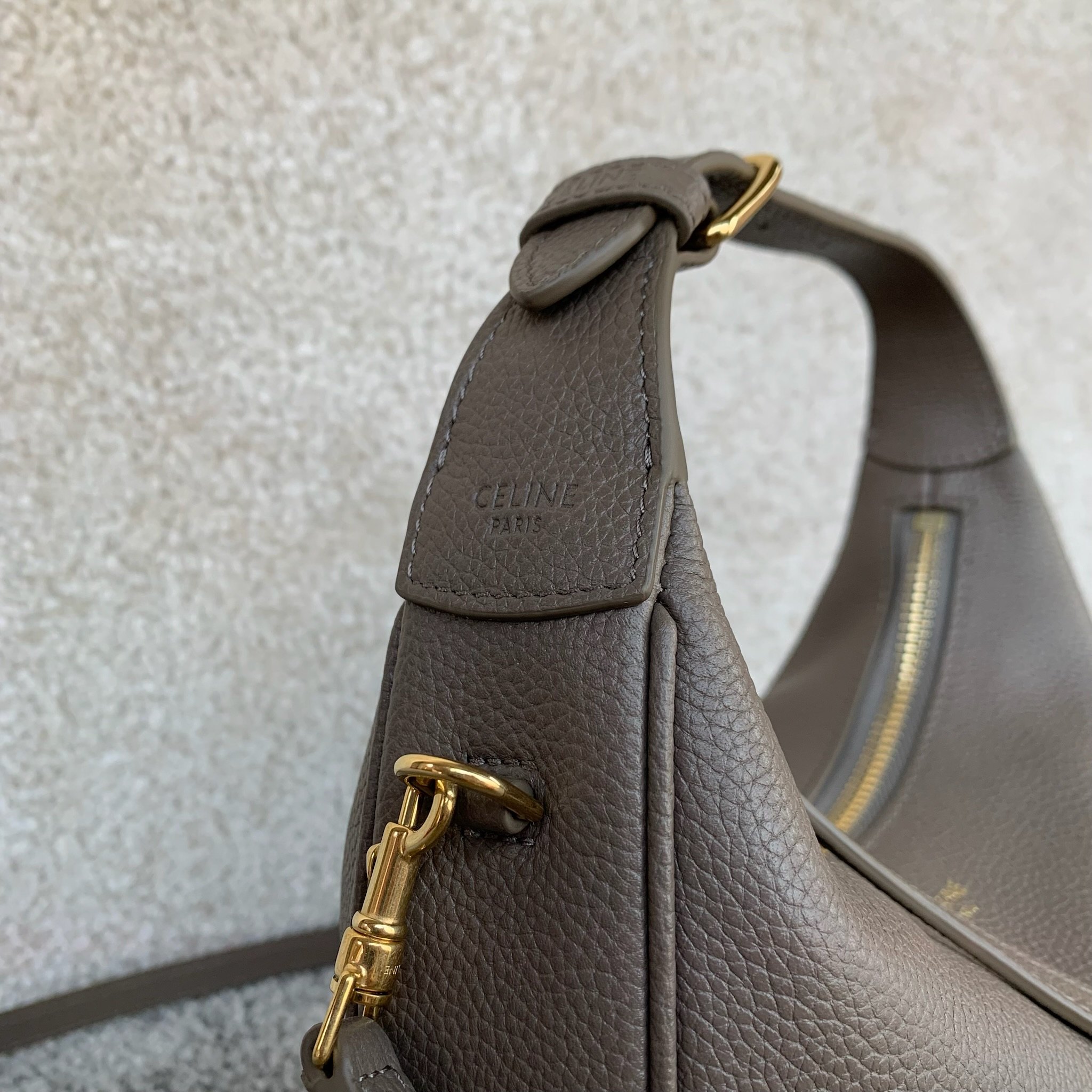 TEEN LULU柔软粒面牛皮革手袋可手提、肩背和斜挎本款型可装下PLUS等较大的智能手机机型 21X 