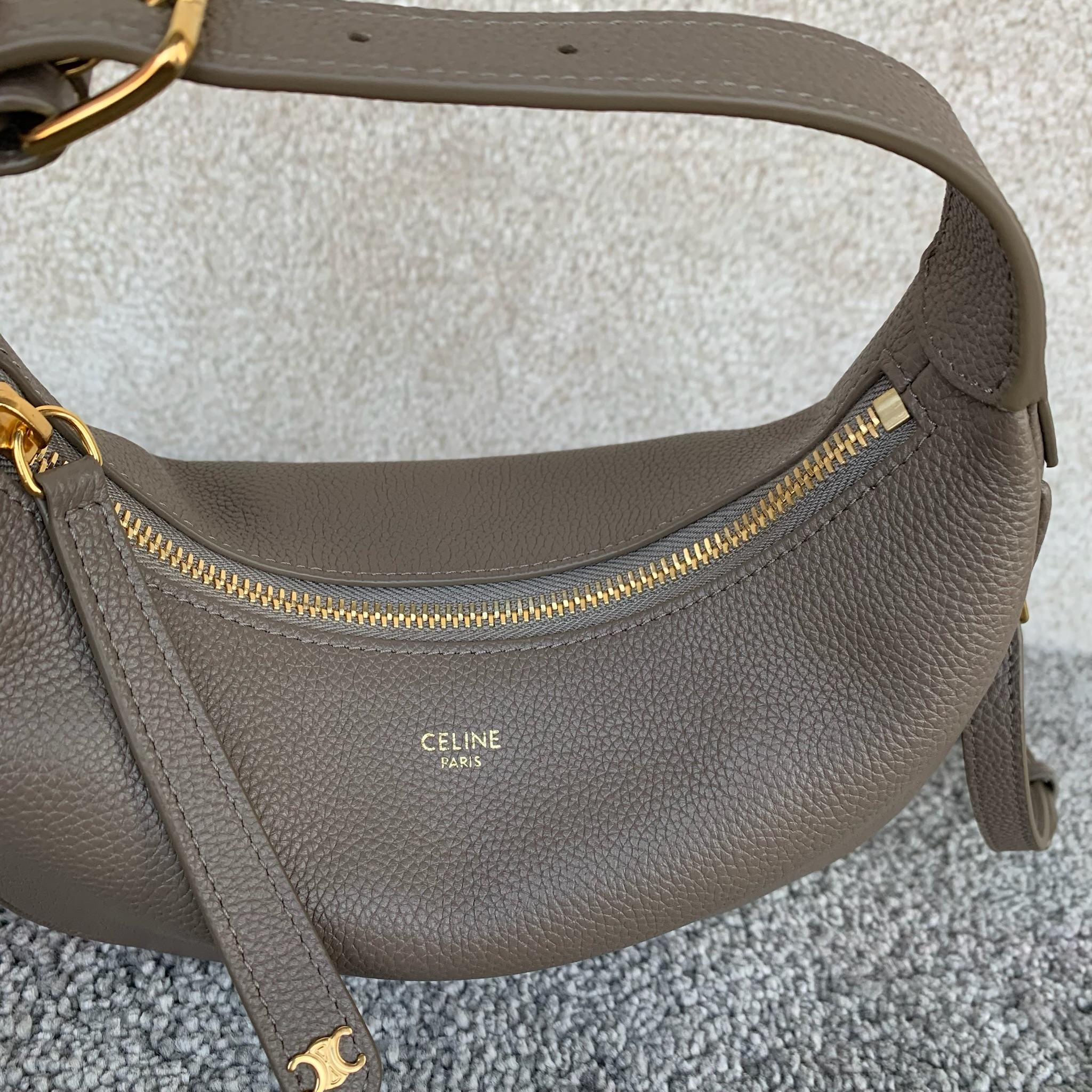 TEEN LULU柔软粒面牛皮革手袋可手提、肩背和斜挎本款型可装下PLUS等较大的智能手机机型 21X 