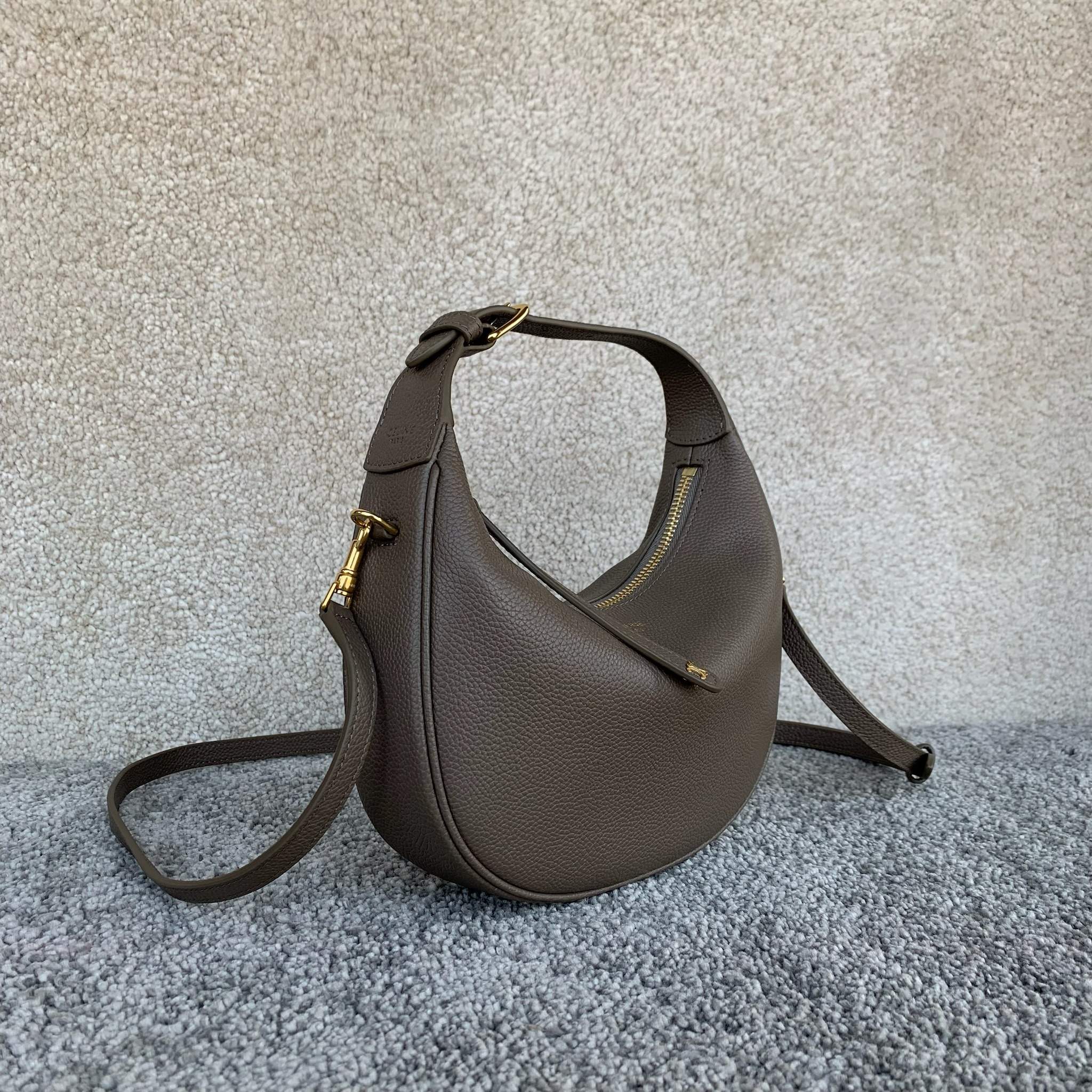 TEEN LULU柔软粒面牛皮革手袋可手提、肩背和斜挎本款型可装下PLUS等较大的智能手机机型 21X 