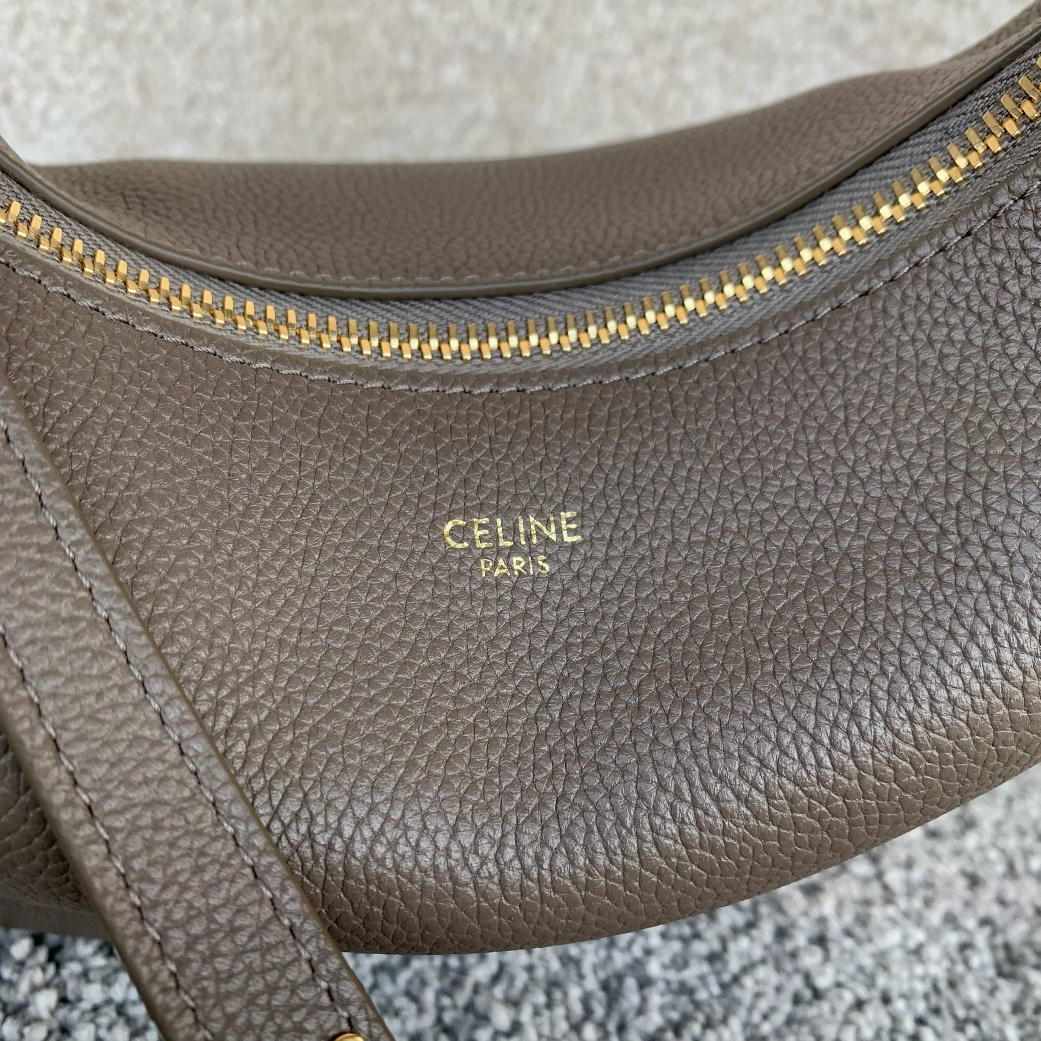 TEEN LULU柔软粒面牛皮革手袋可手提、肩背和斜挎本款型可装下PLUS等较大的智能手机机型 21X 