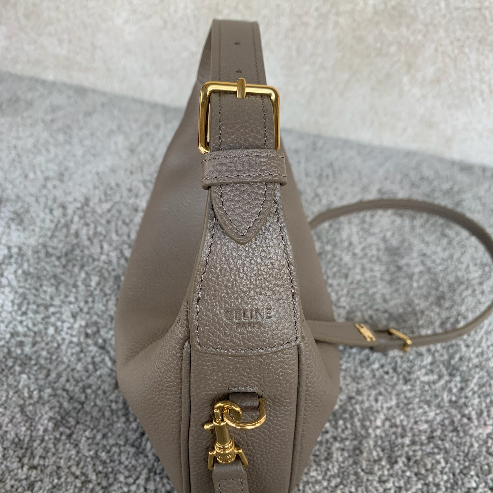 TEEN LULU柔软粒面牛皮革手袋可手提、肩背和斜挎本款型可装下PLUS等较大的智能手机机型 21X 