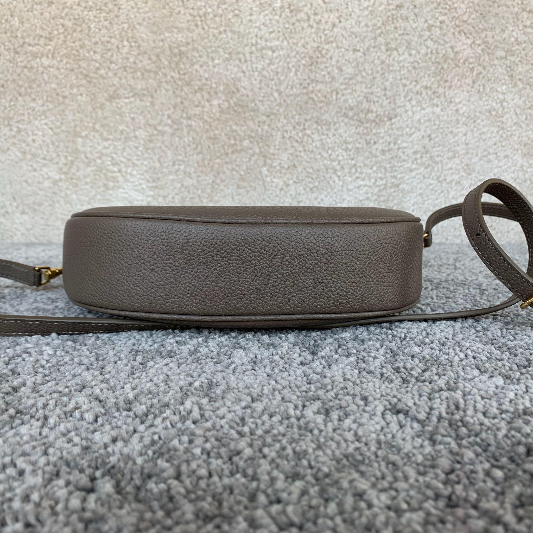 TEEN LULU柔软粒面牛皮革手袋可手提、肩背和斜挎本款型可装下PLUS等较大的智能手机机型 21X 