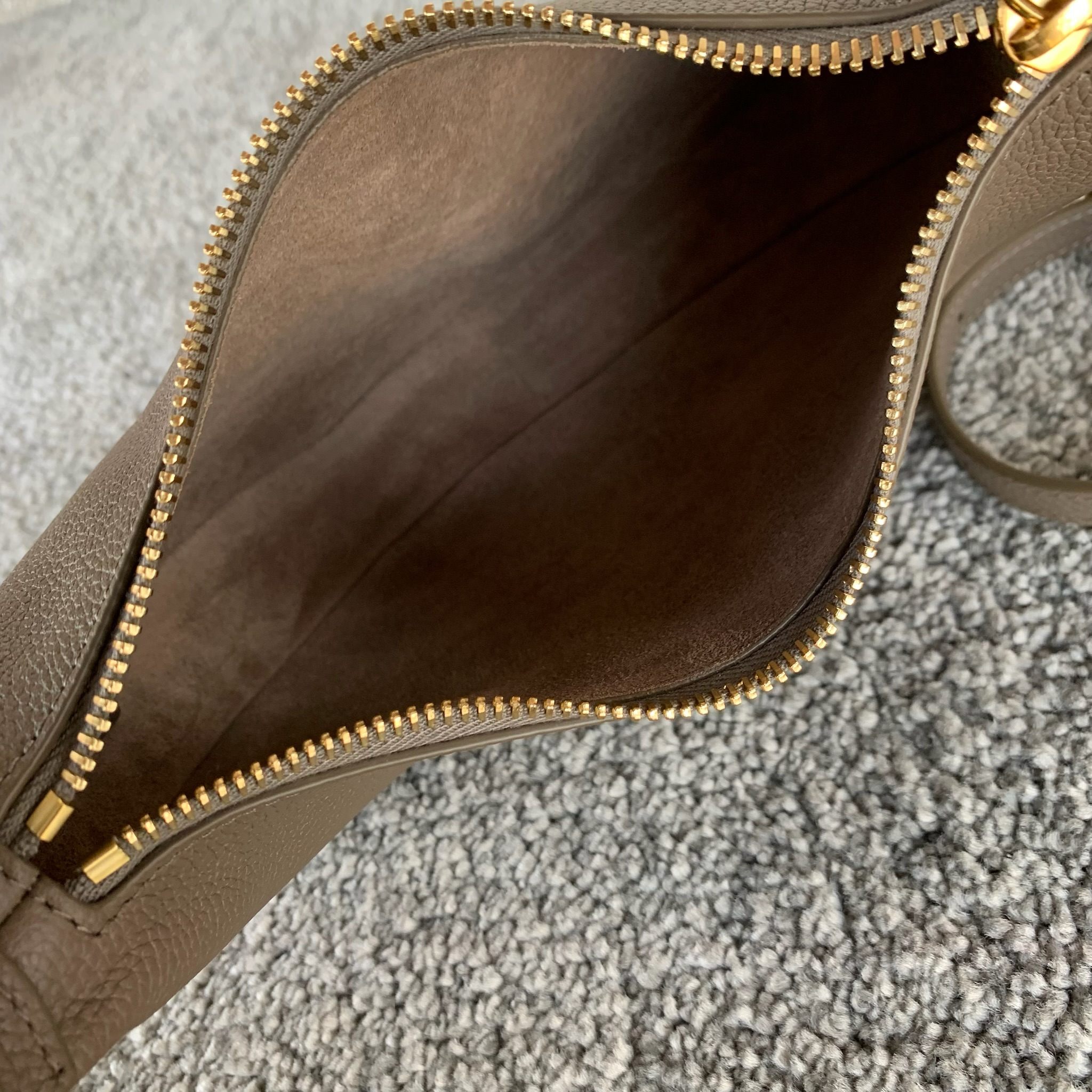 TEEN LULU柔软粒面牛皮革手袋可手提、肩背和斜挎本款型可装下PLUS等较大的智能手机机型 21X 