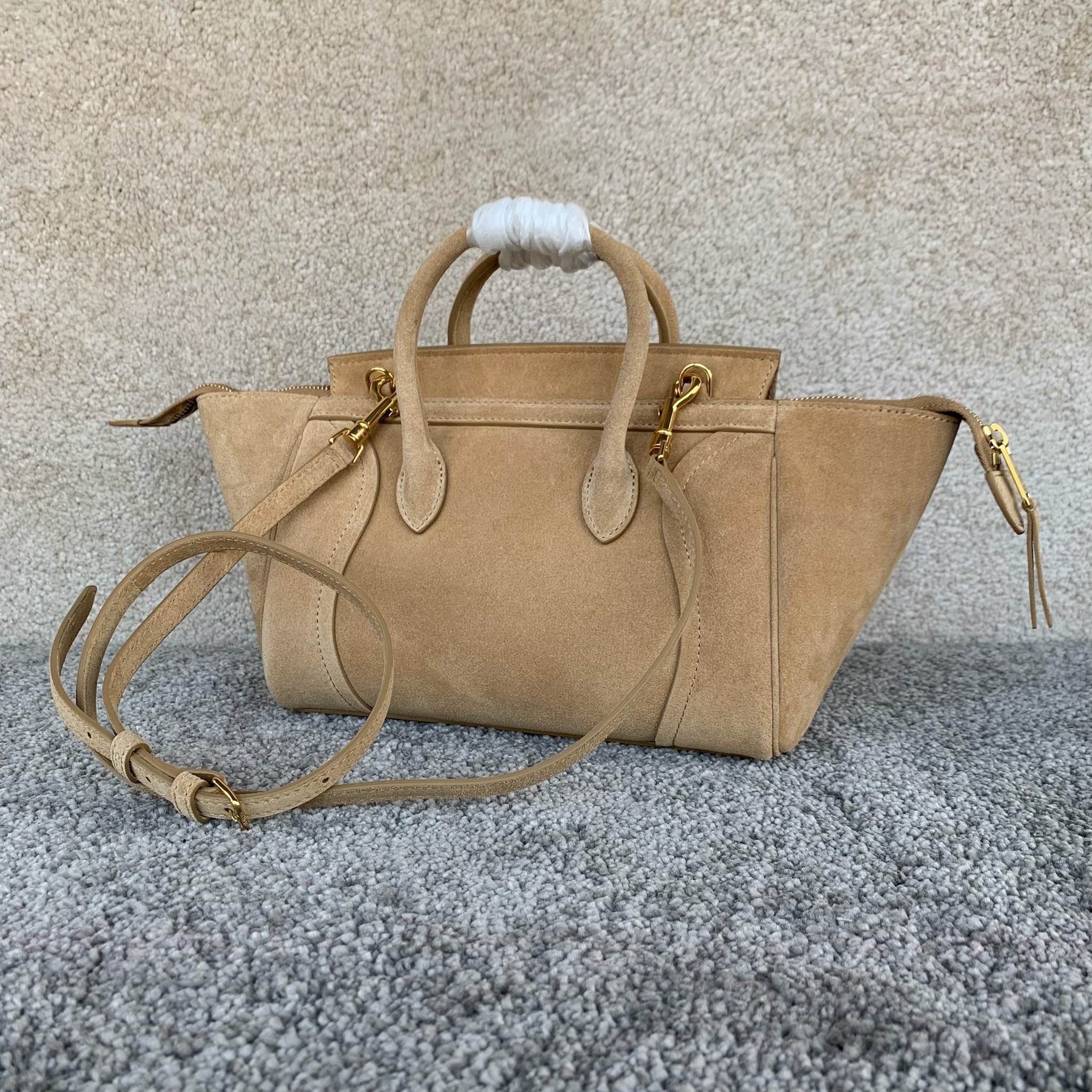 高品质原厂NEW LUGGAGE小号手袋38.5X11.5X16.5厘米)牛皮磨砂牛剖层革衬里金色饰面手