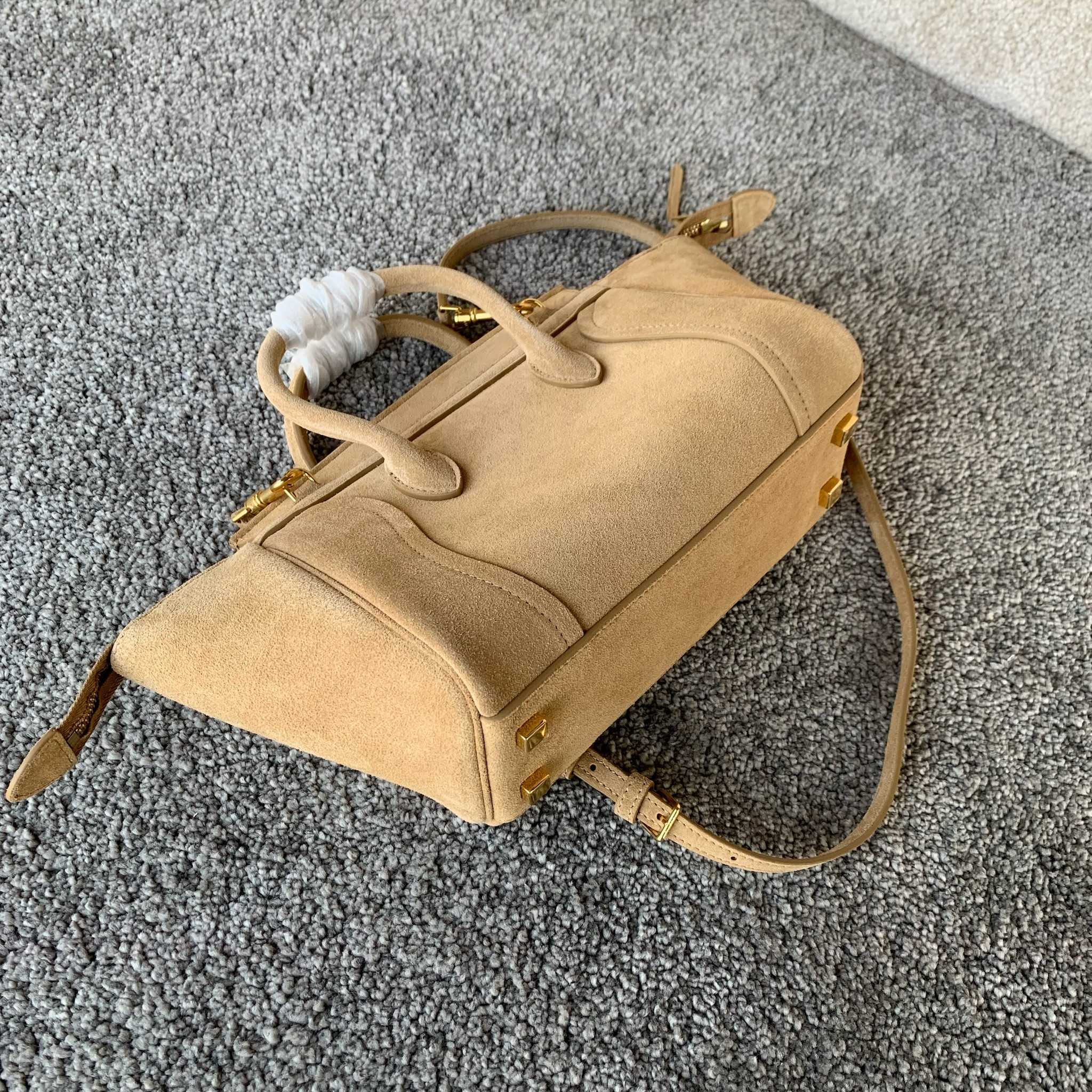 高品质原厂NEW LUGGAGE小号手袋38.5X11.5X16.5厘米)牛皮磨砂牛剖层革衬里金色饰面手