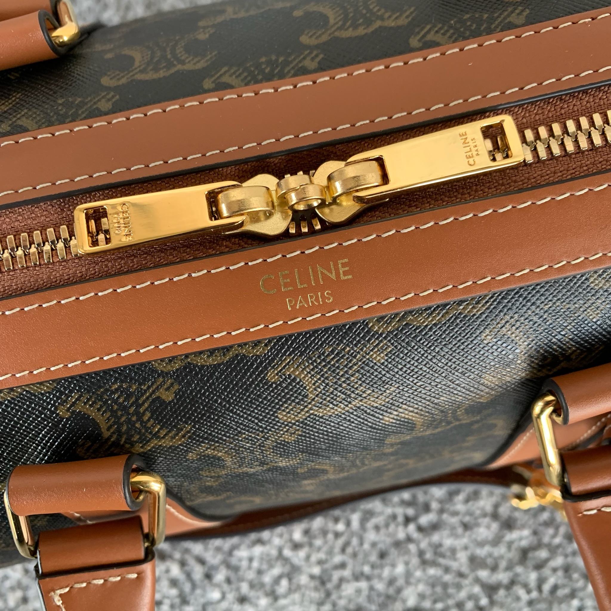 中号标志印花波士顿包25X 19X13厘米)标志印花人造革/牛皮革织物衬里金色饰面手提、肩背和斜挎拉链开