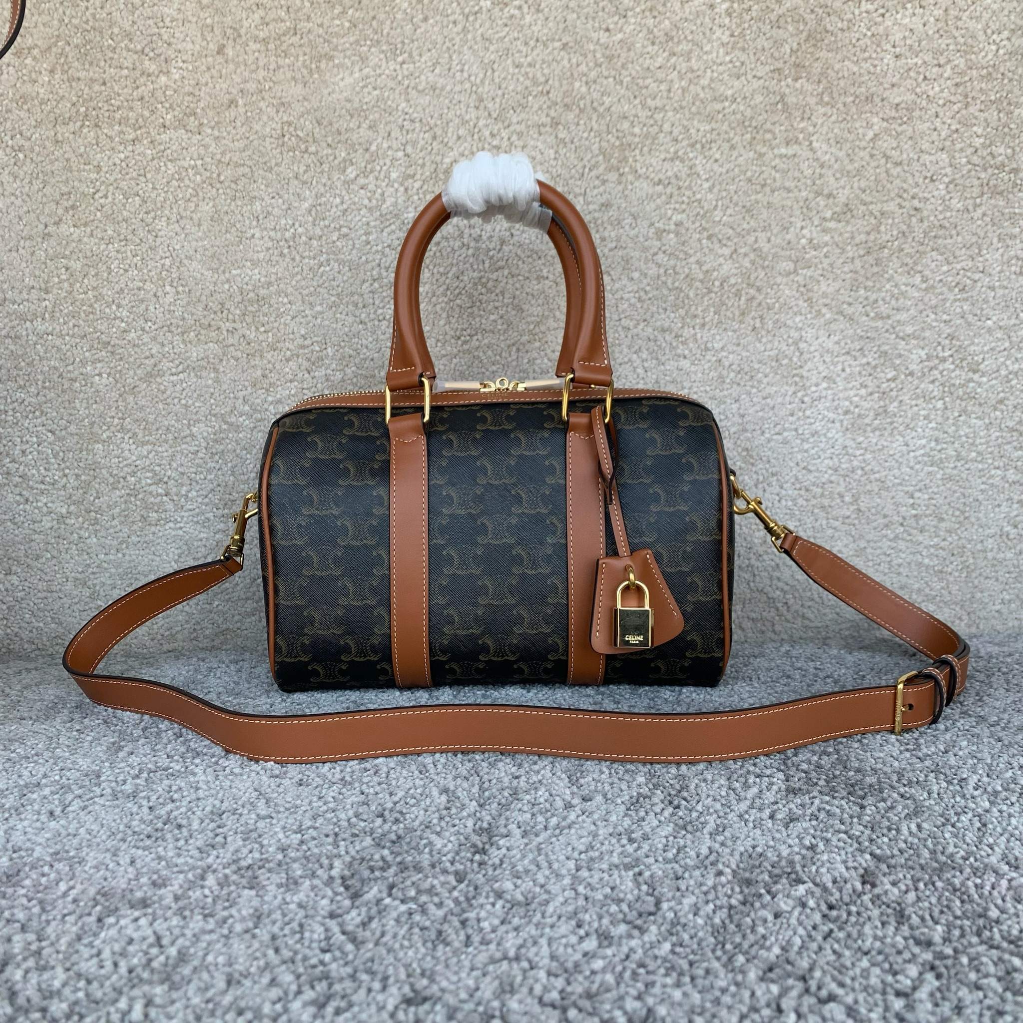 中号标志印花波士顿包25X 19X13厘米)标志印花人造革/牛皮革织物衬里金色饰面手提、肩背和斜挎拉链开