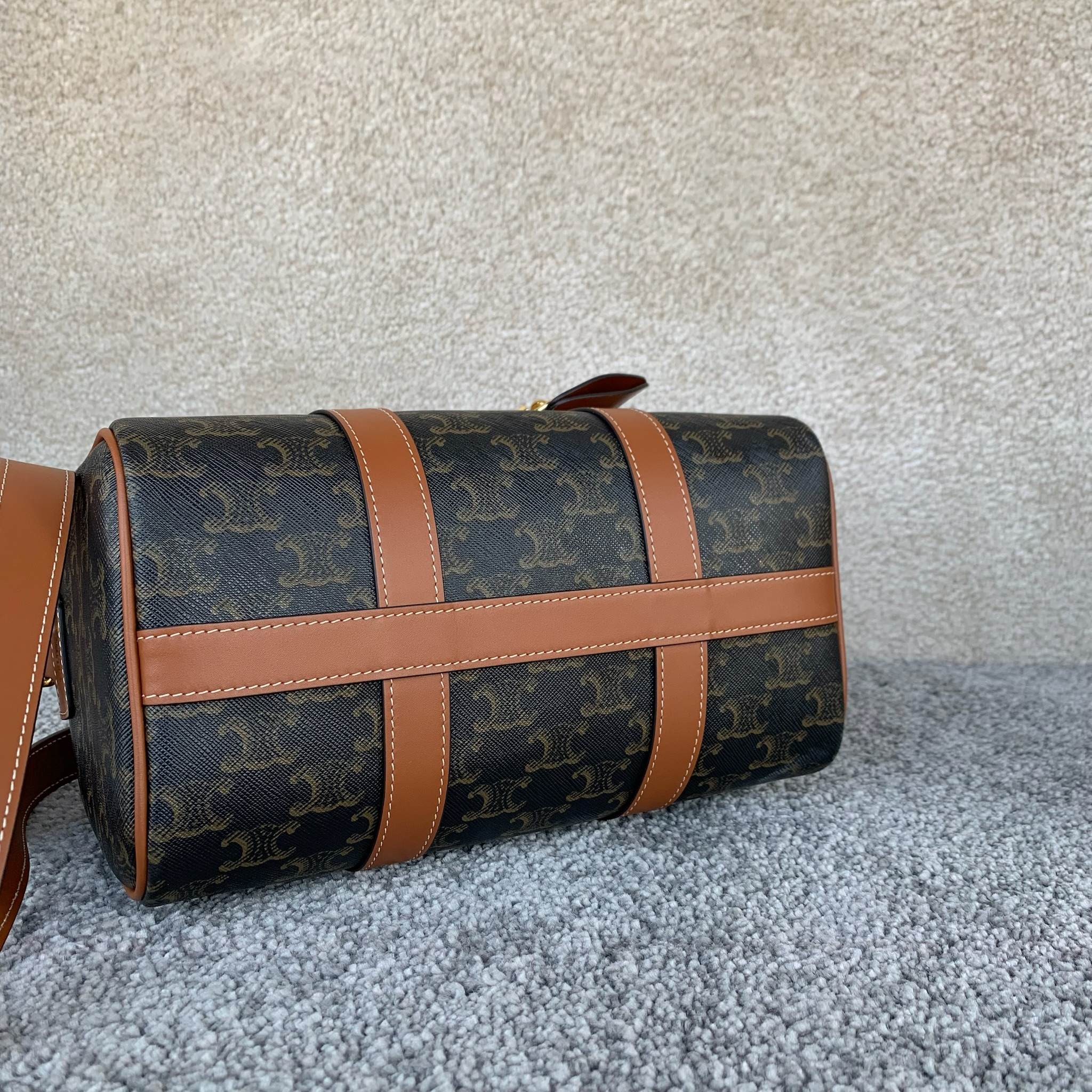 中号标志印花波士顿包25X 19X13厘米)标志印花人造革/牛皮革织物衬里金色饰面手提、肩背和斜挎拉链开