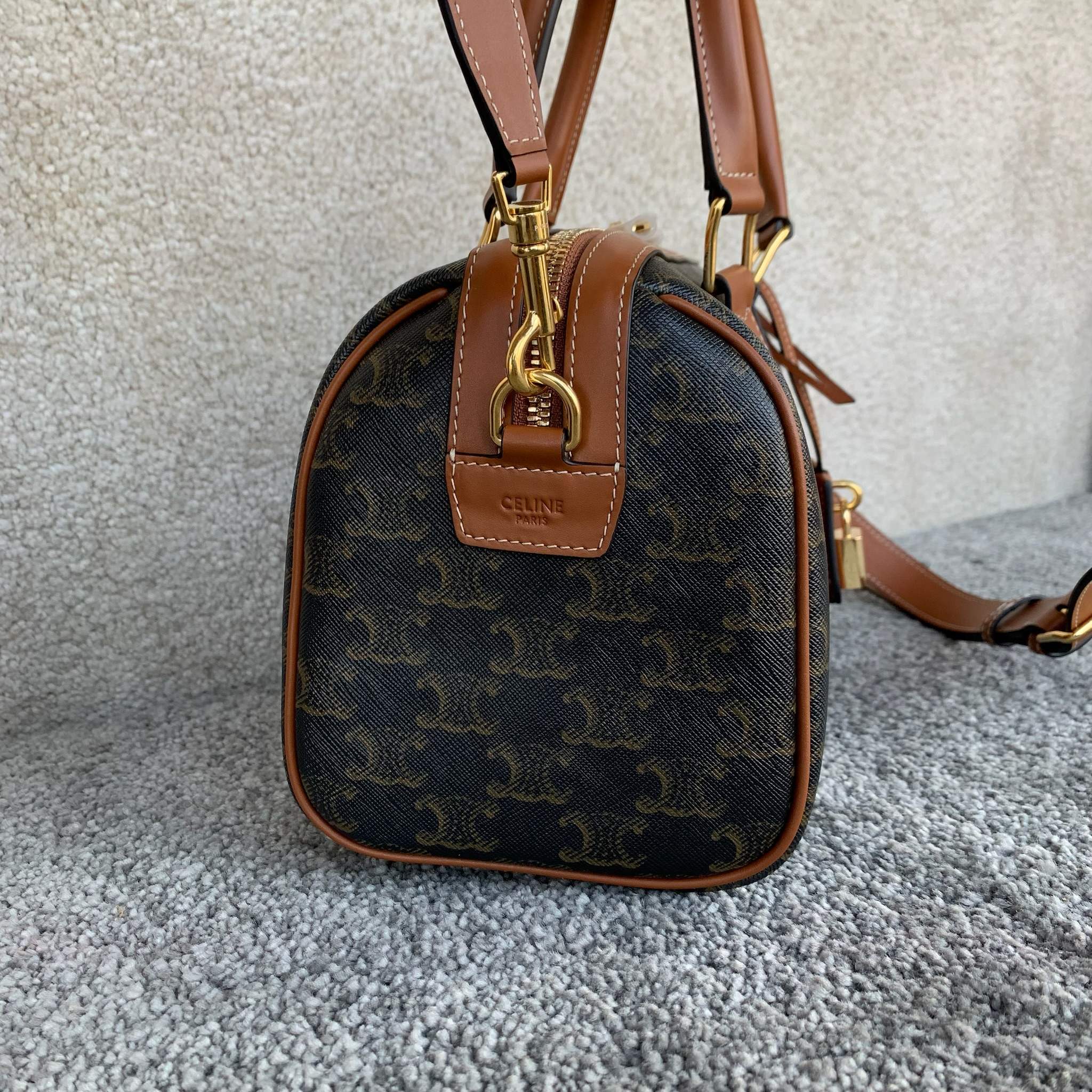 中号标志印花波士顿包25X 19X13厘米)标志印花人造革/牛皮革织物衬里金色饰面手提、肩背和斜挎拉链开