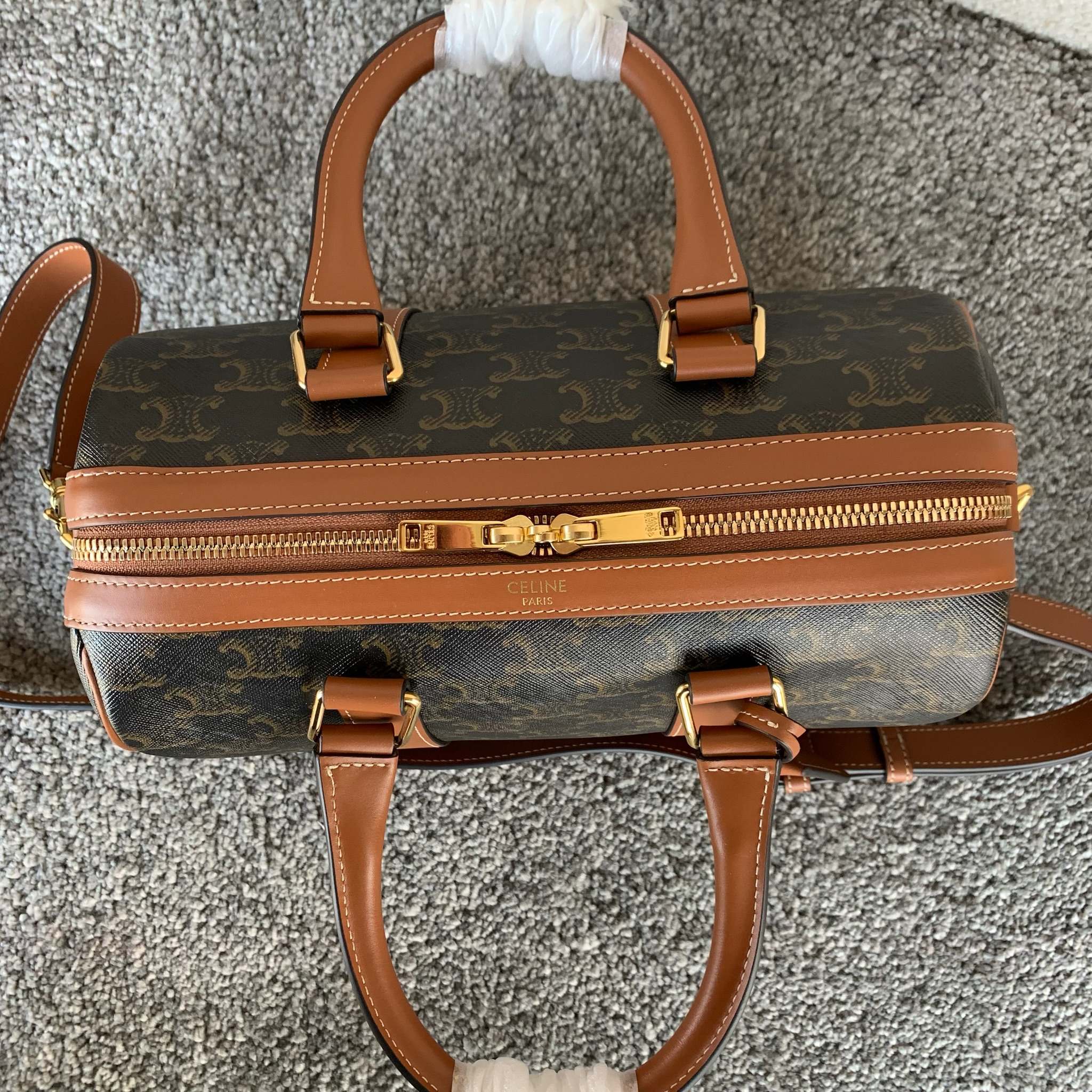 中号标志印花波士顿包25X 19X13厘米)标志印花人造革/牛皮革织物衬里金色饰面手提、肩背和斜挎拉链开