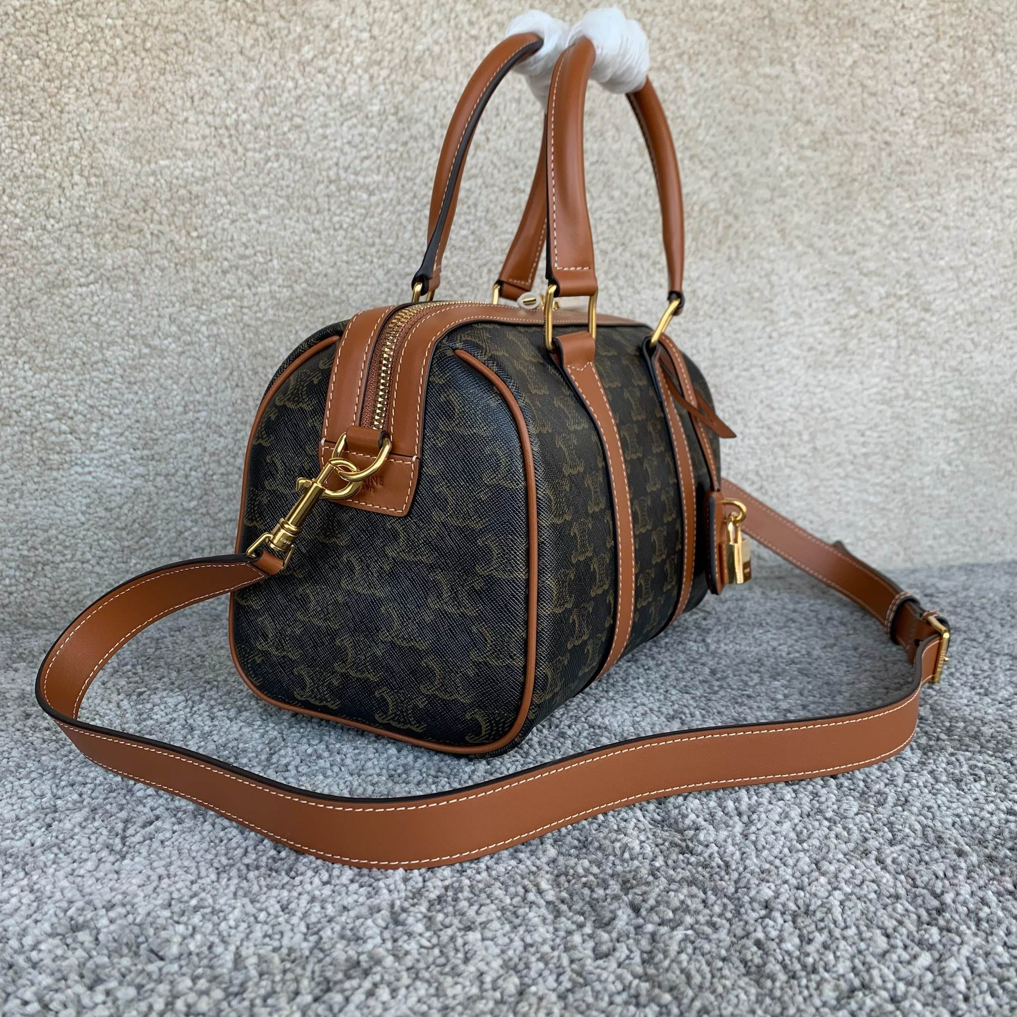 中号标志印花波士顿包25X 19X13厘米)标志印花人造革/牛皮革织物衬里金色饰面手提、肩背和斜挎拉链开