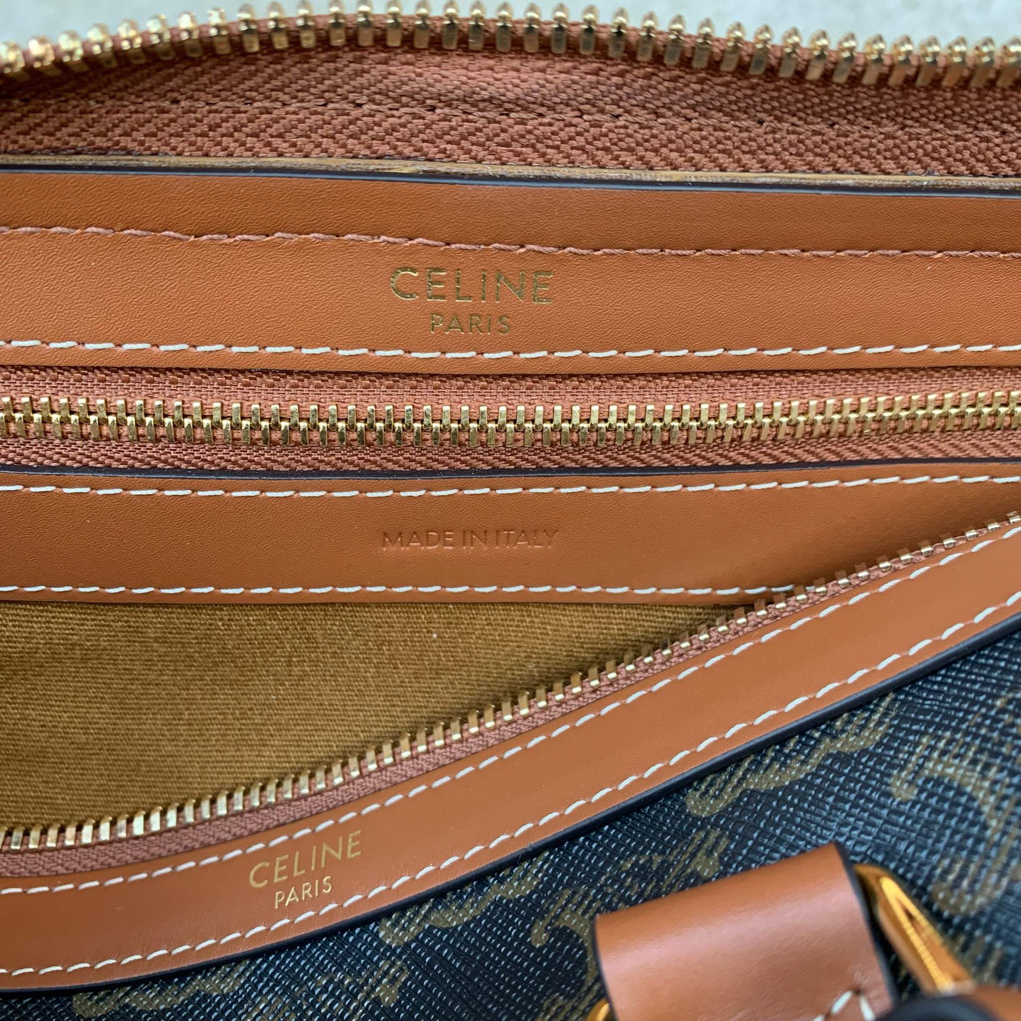 中号标志印花波士顿包25X 19X13厘米)标志印花人造革/牛皮革织物衬里金色饰面手提、肩背和斜挎拉链开