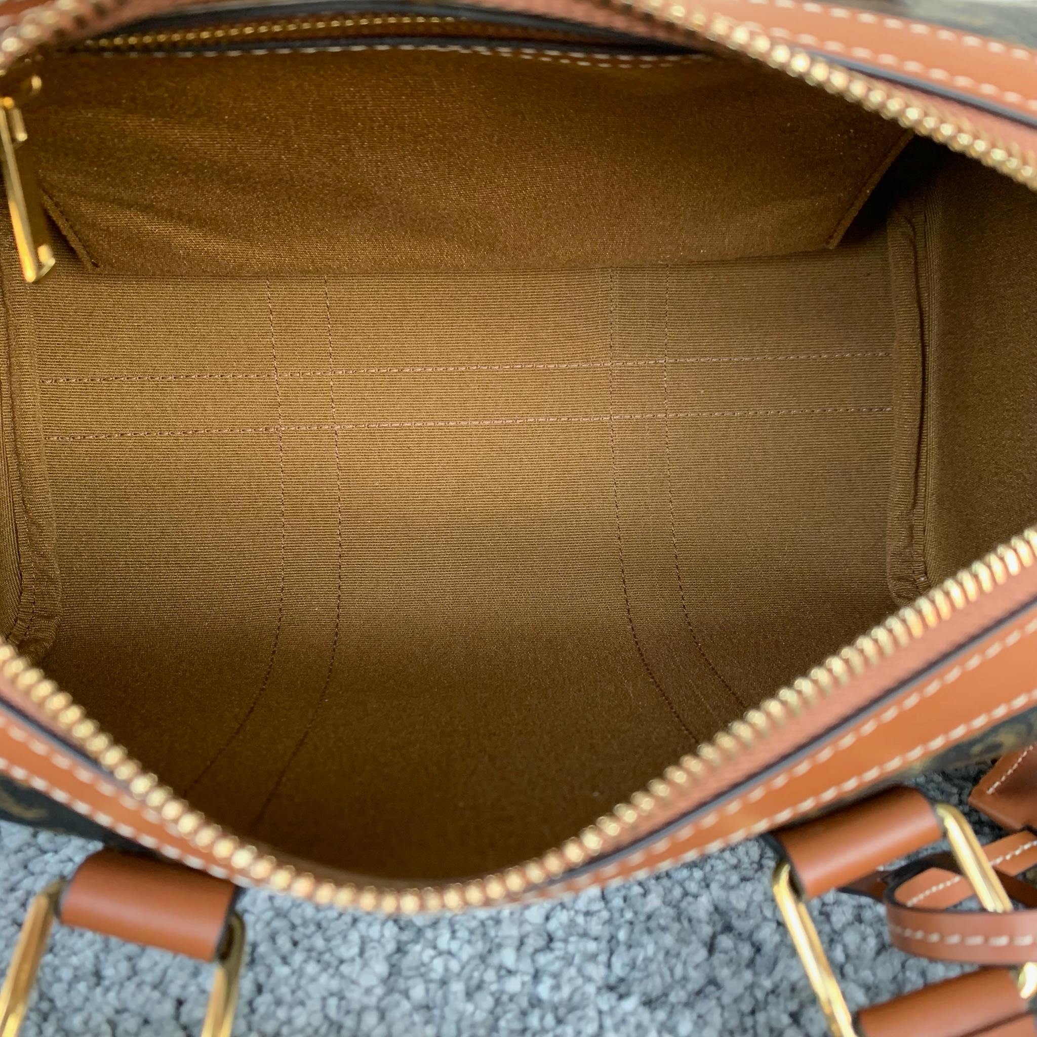 中号标志印花波士顿包25X 19X13厘米)标志印花人造革/牛皮革织物衬里金色饰面手提、肩背和斜挎拉链开