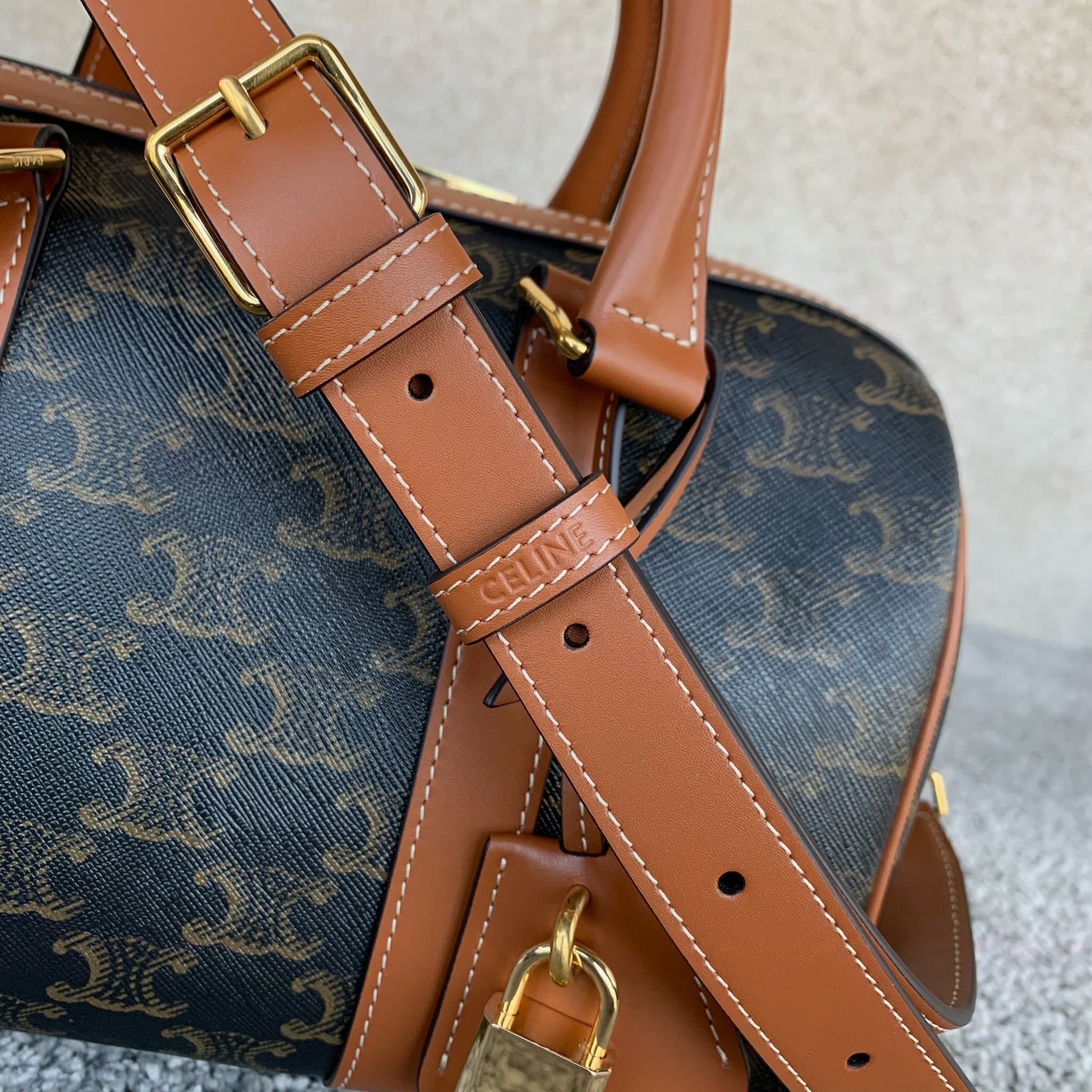 中号标志印花波士顿包25X 19X13厘米)标志印花人造革/牛皮革织物衬里金色饰面手提、肩背和斜挎拉链开