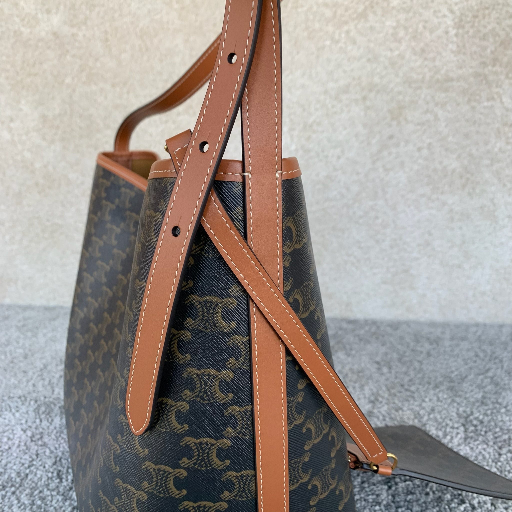 SOFT SHOPPER标志印花手袋柔软廓形手袋，为追求穿搭效果不建议放重物 (32.5 X24.5X1