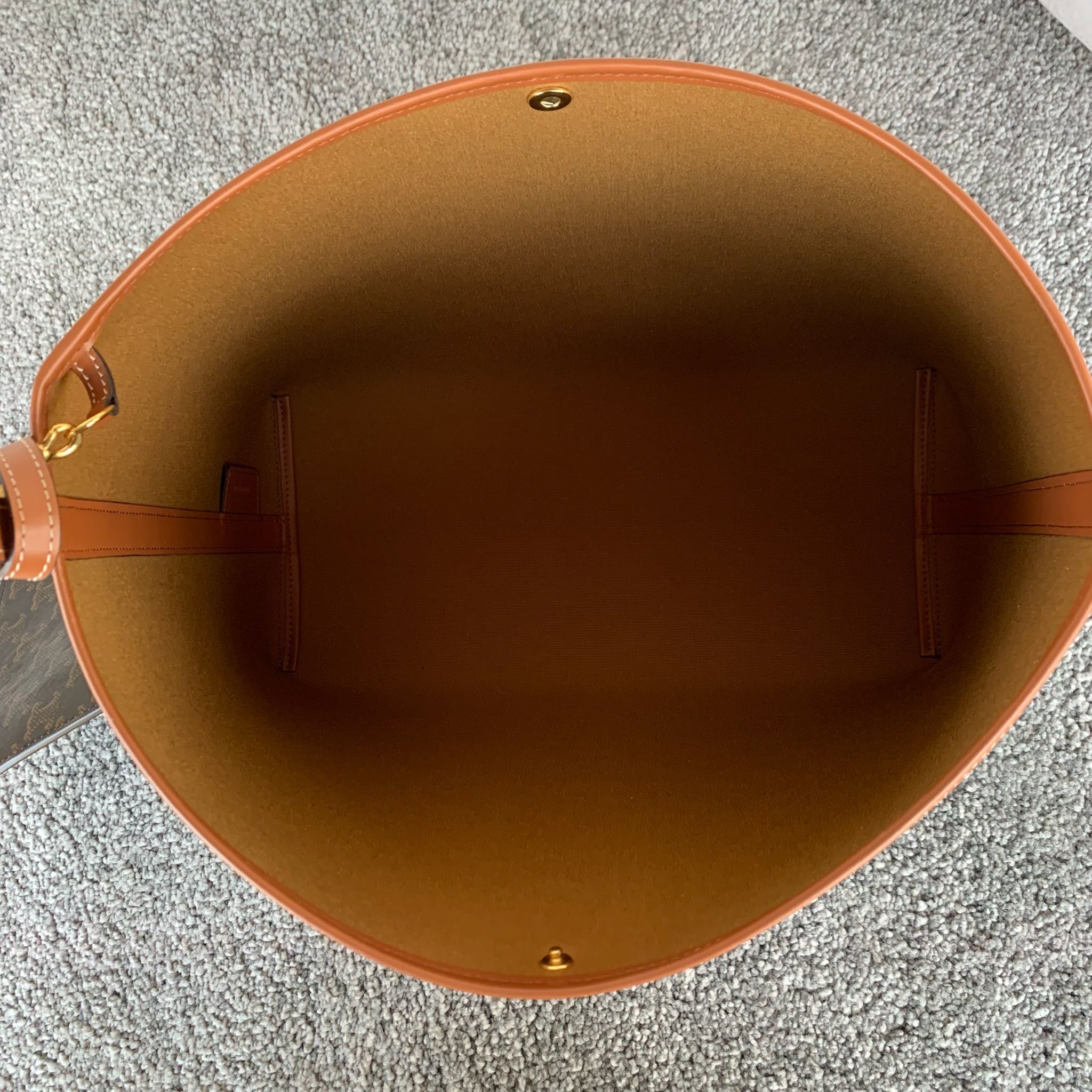 SOFT SHOPPER标志印花手袋柔软廓形手袋，为追求穿搭效果不建议放重物 (32.5 X24.5X1