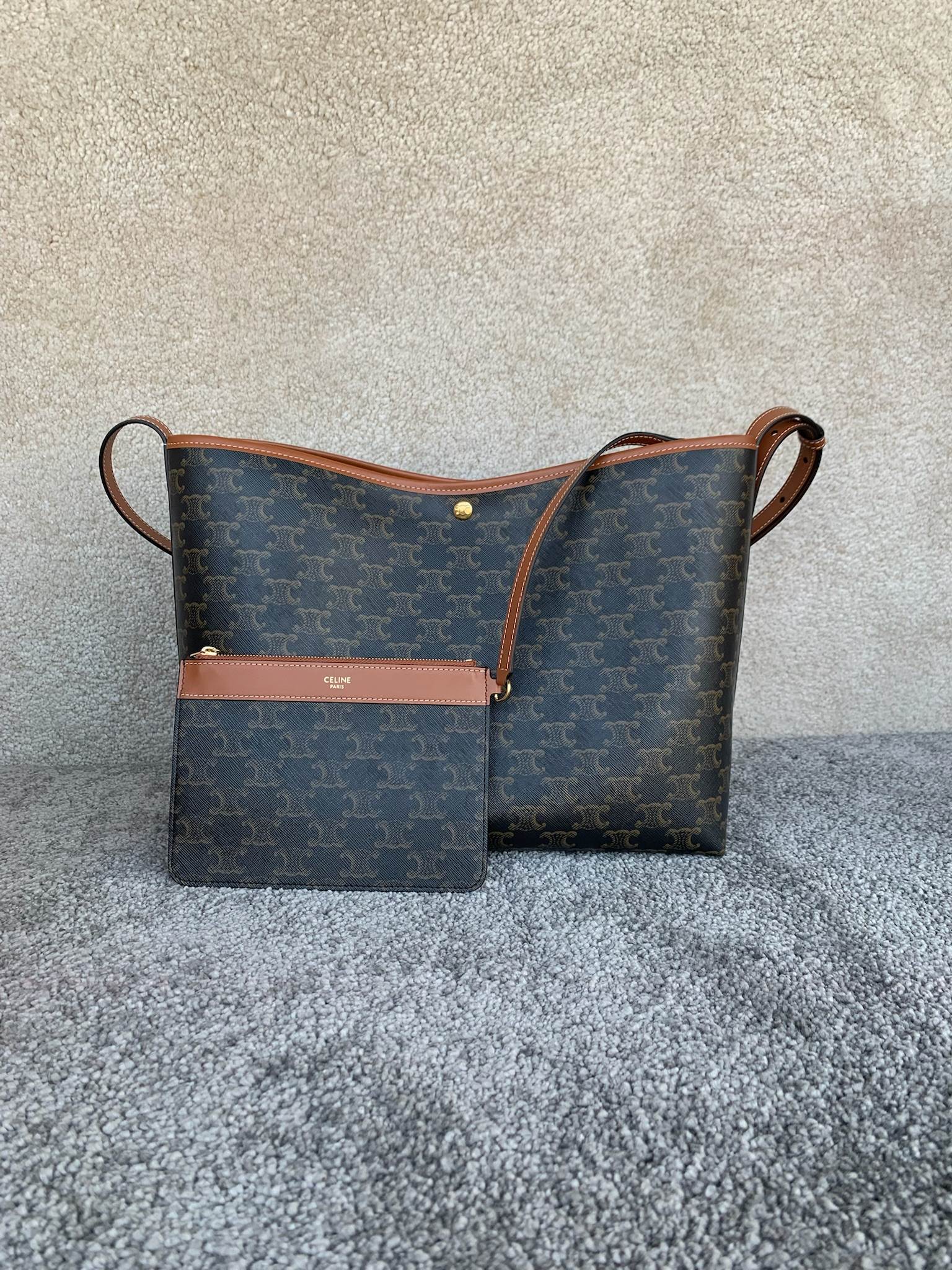 SOFT SHOPPER标志印花手袋柔软廓形手袋，为追求穿搭效果不建议放重物 (32.5 X24.5X1