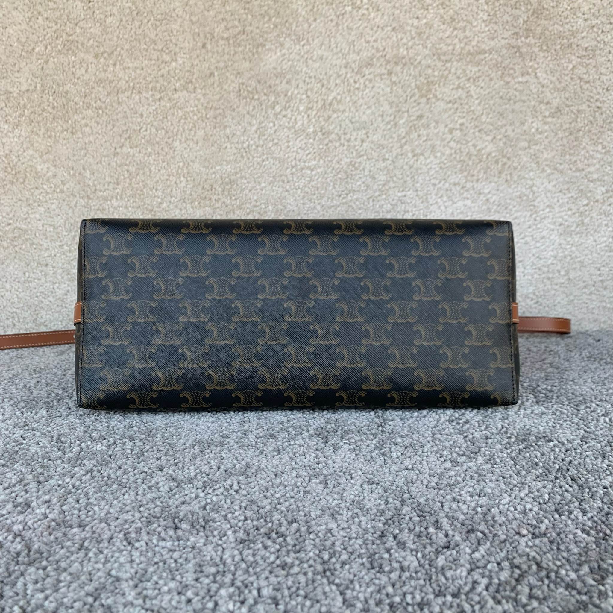 SOFT SHOPPER标志印花手袋柔软廓形手袋，为追求穿搭效果不建议放重物 (32.5 X24.5X1