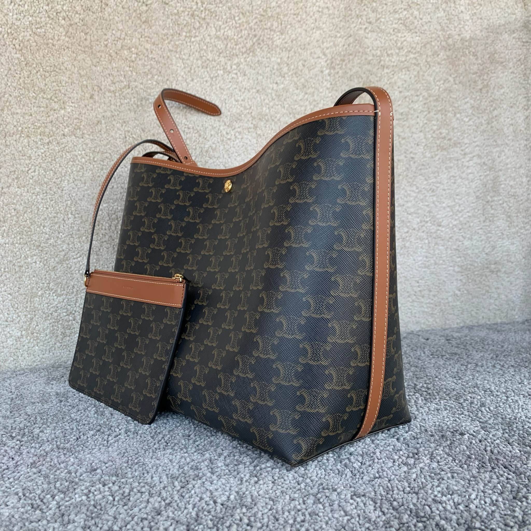 SOFT SHOPPER标志印花手袋柔软廓形手袋，为追求穿搭效果不建议放重物 (32.5 X24.5X1