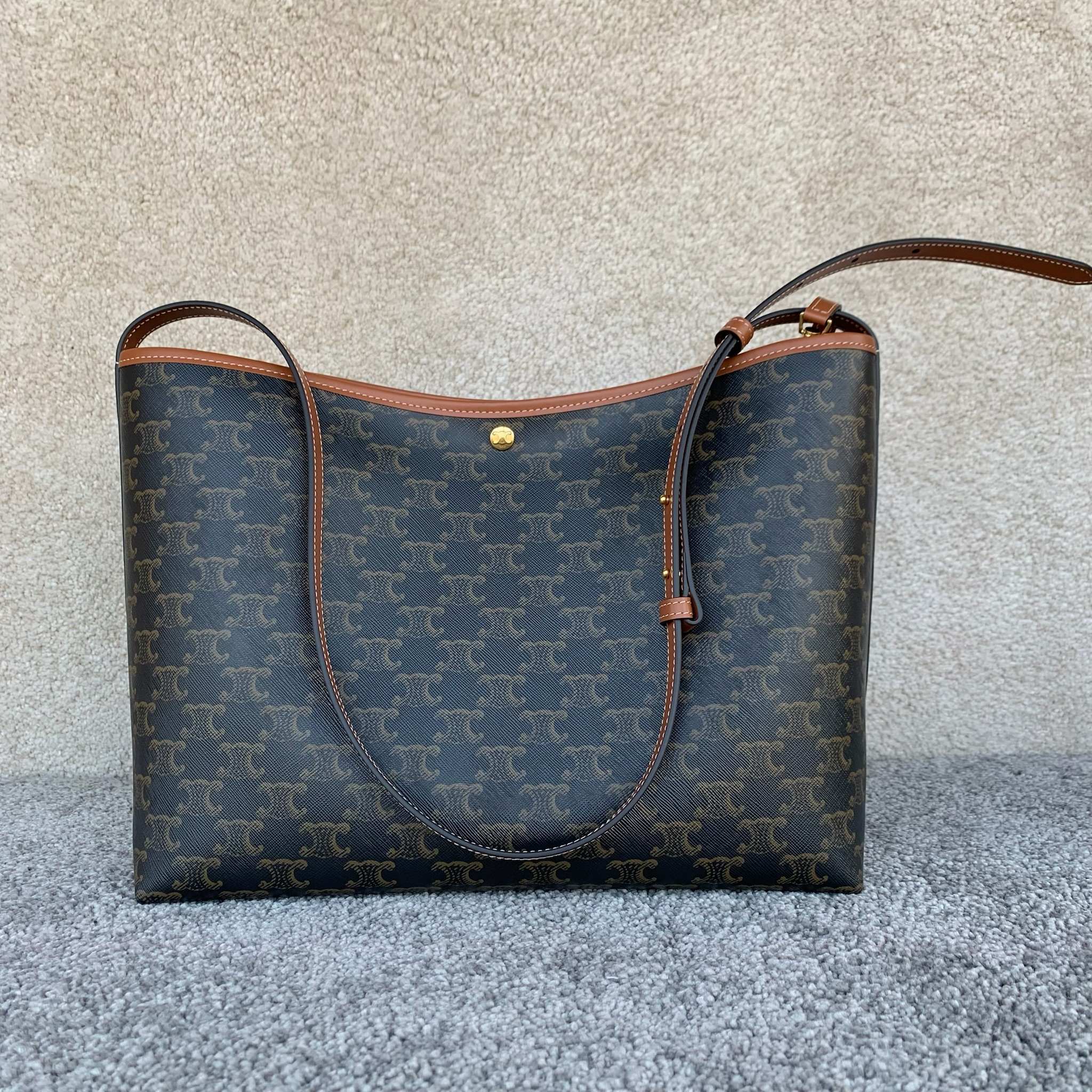 SOFT SHOPPER标志印花手袋柔软廓形手袋，为追求穿搭效果不建议放重物 (32.5 X24.5X1