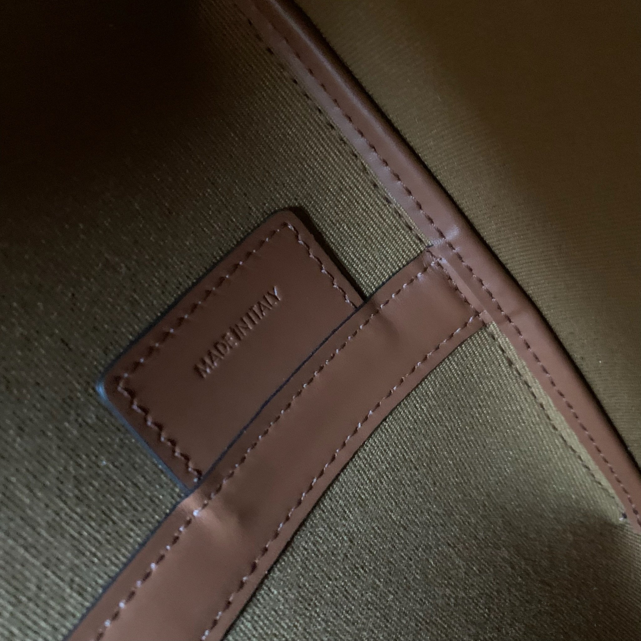 SOFT SHOPPER标志印花手袋柔软廓形手袋，为追求穿搭效果不建议放重物 (32.5 X24.5X1