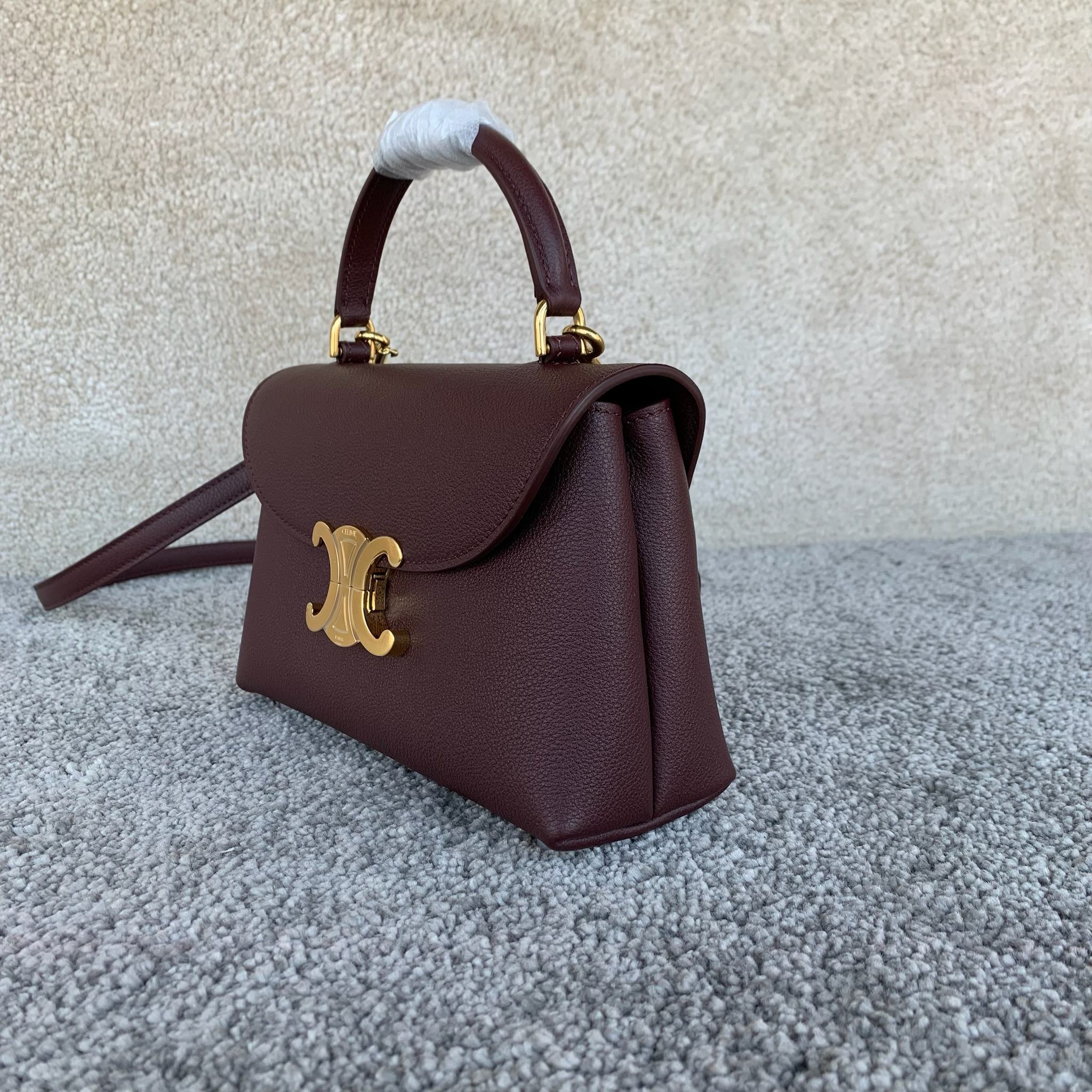 高品质原厂NINO小号 牛皮革手袋，21x13x7厘米，牛皮革，羊皮革衬里金色饰面，手提、肩背和斜挎 T