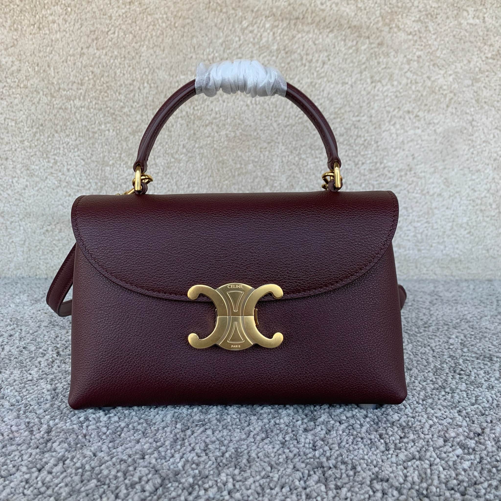 NINO小号 牛皮革手袋，21x13x7厘米，牛皮革，羊皮革衬里金色饰面，手提、肩背和斜挎 TRIOMP