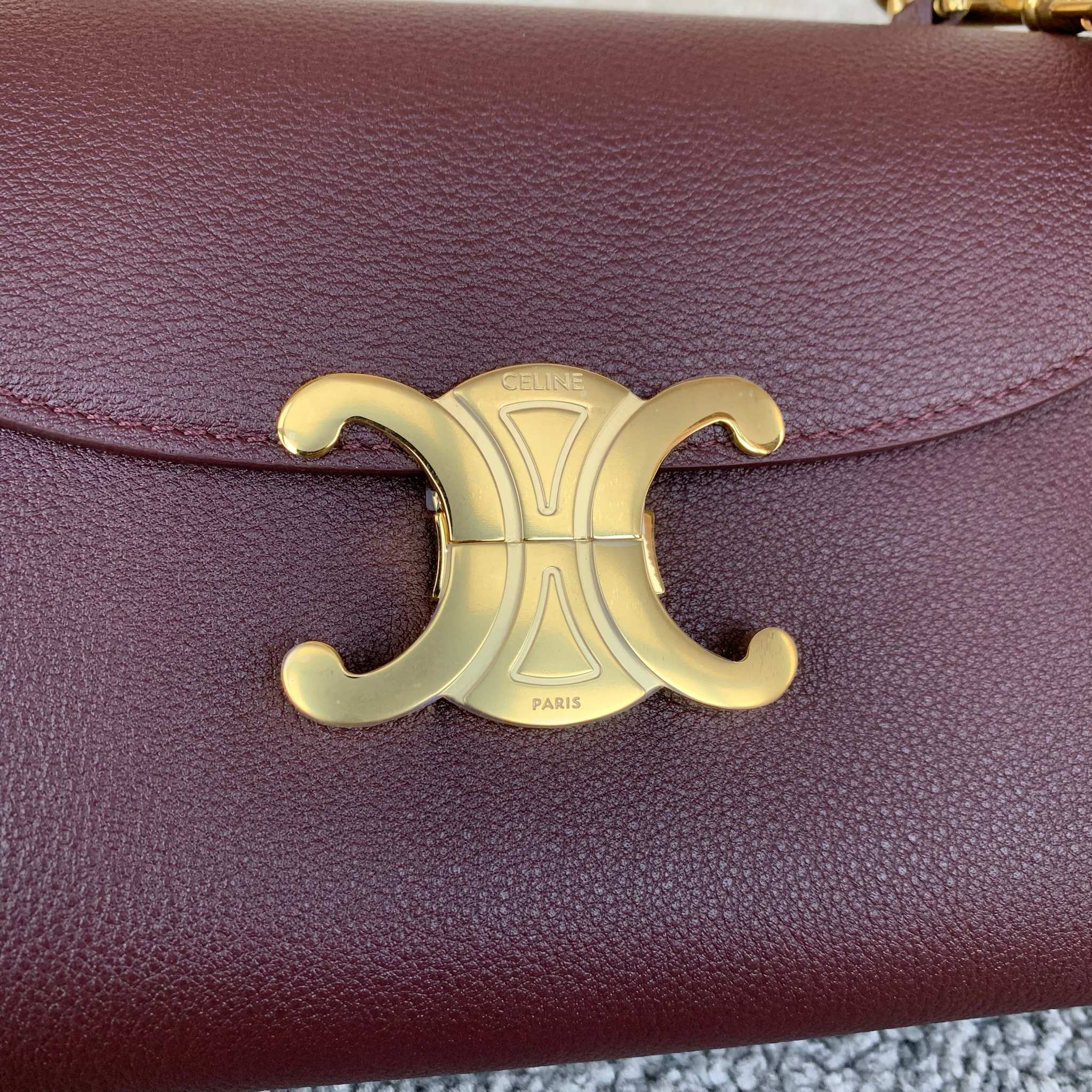 高品质原厂NINO小号 牛皮革手袋，21x13x7厘米，牛皮革，羊皮革衬里金色饰面，手提、肩背和斜挎 T