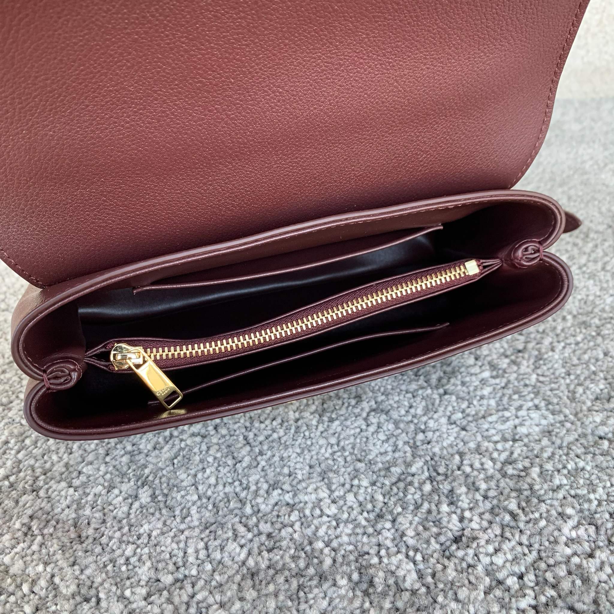 高品质原厂NINO小号 牛皮革手袋，21x13x7厘米，牛皮革，羊皮革衬里金色饰面，手提、肩背和斜挎 T