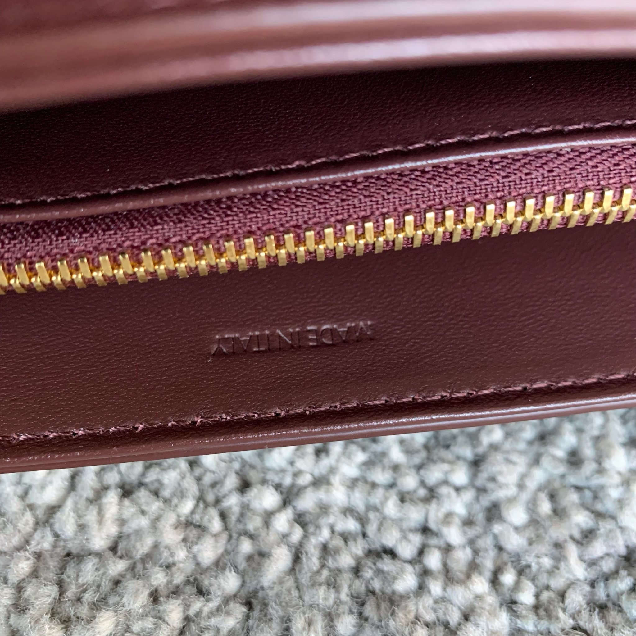 高品质原厂NINO小号 牛皮革手袋，21x13x7厘米，牛皮革，羊皮革衬里金色饰面，手提、肩背和斜挎 T