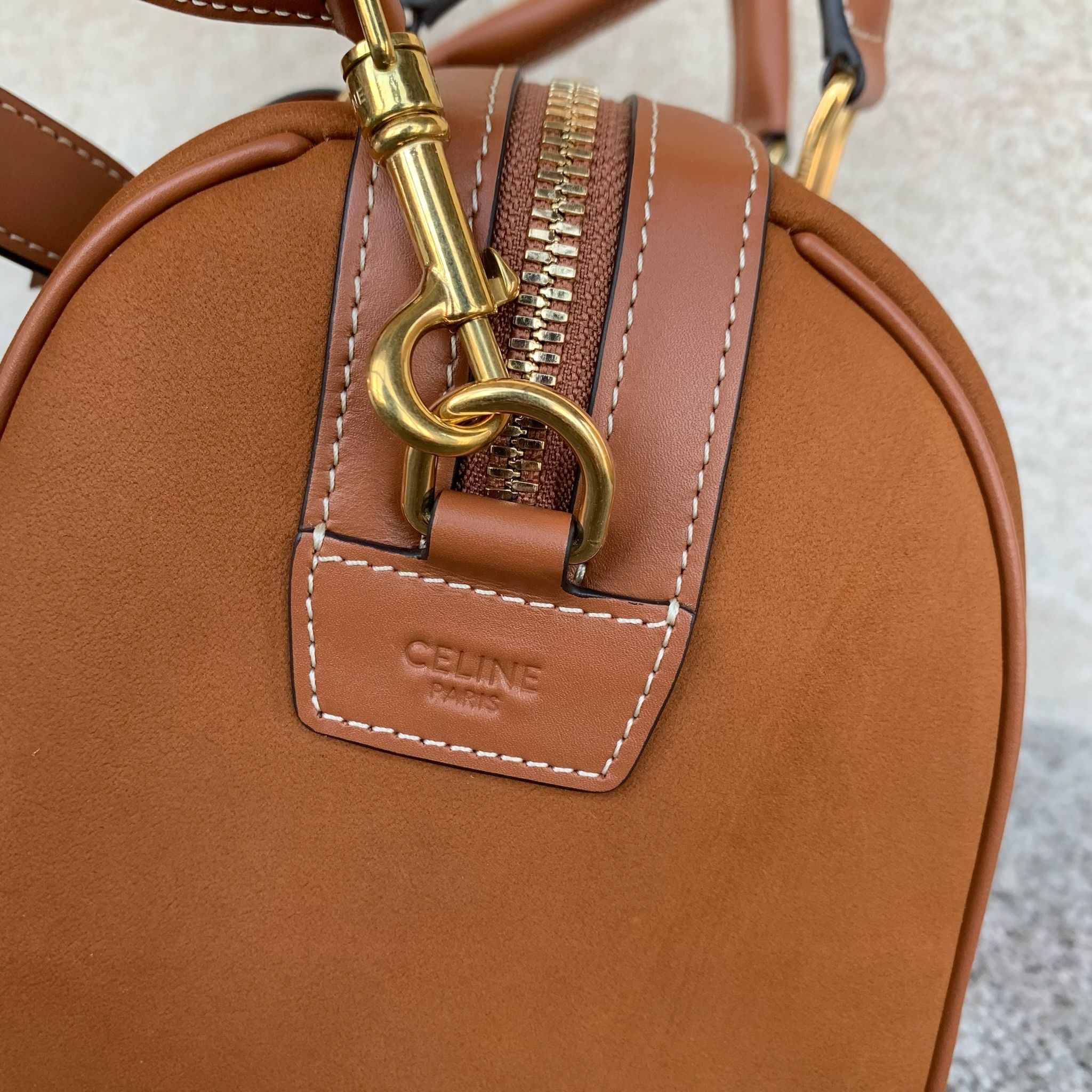 中号波士顿包(25 X 19X13厘米)牛剖层革/牛皮革金色饰面手提、肩背和斜挎拉链开合1个主隔层1个内