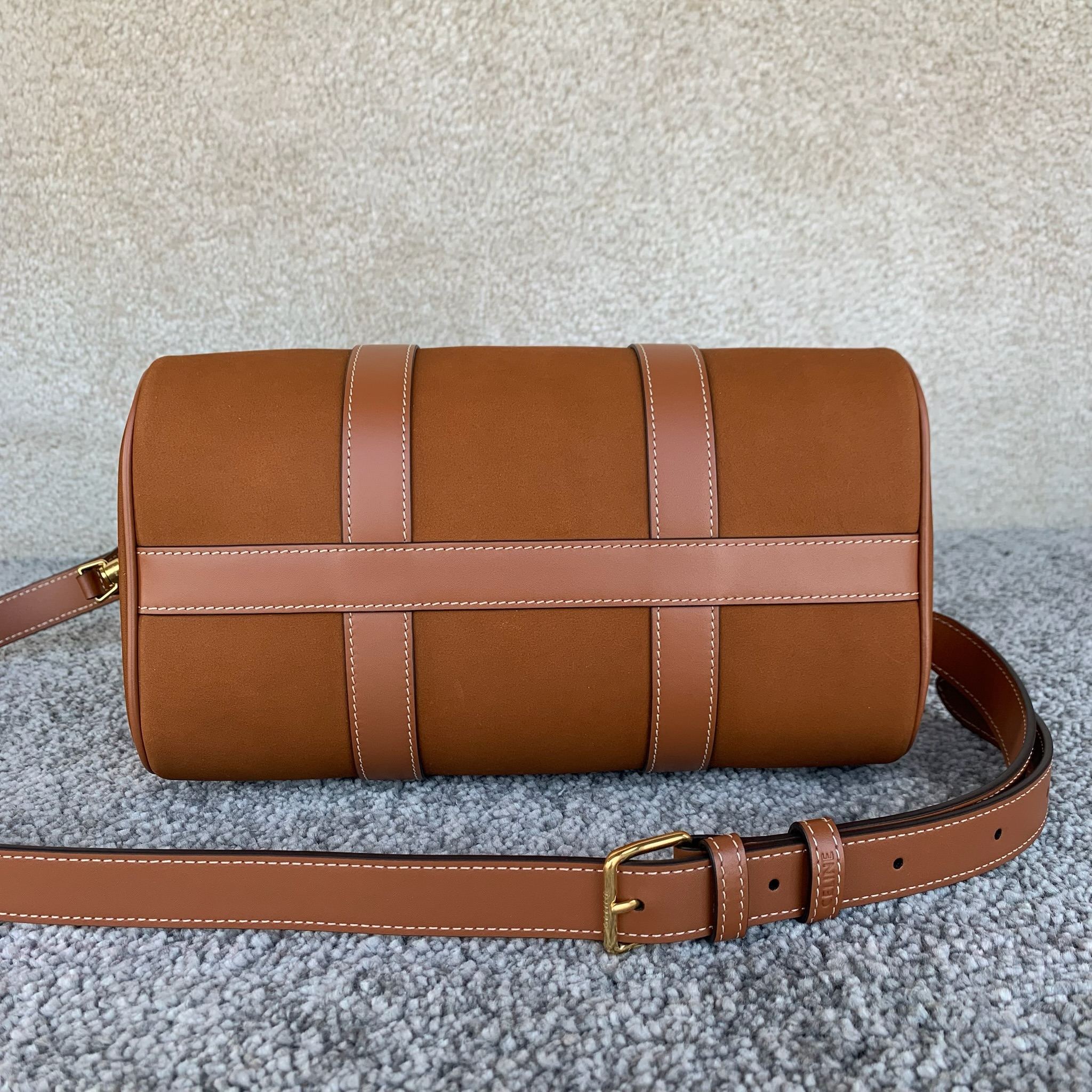 中号波士顿包(25 X 19X13厘米)牛剖层革/牛皮革金色饰面手提、肩背和斜挎拉链开合1个主隔层1个内