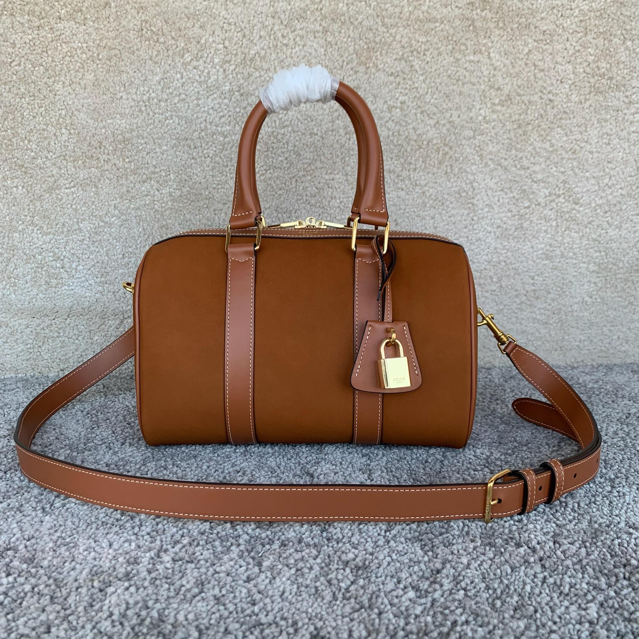 中号波士顿包(25 X 19X13厘米)牛剖层革/牛皮革金色饰面手提、肩背和斜挎拉链开合1个主隔层1个内