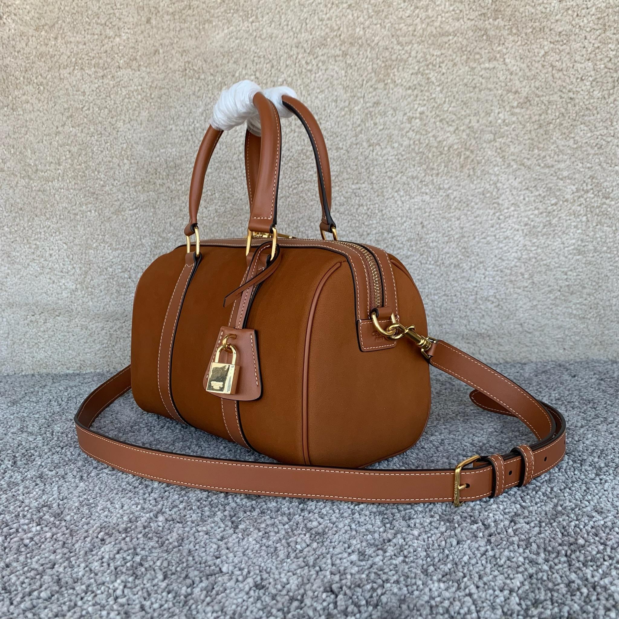 中号波士顿包(25 X 19X13厘米)牛剖层革/牛皮革金色饰面手提、肩背和斜挎拉链开合1个主隔层1个内