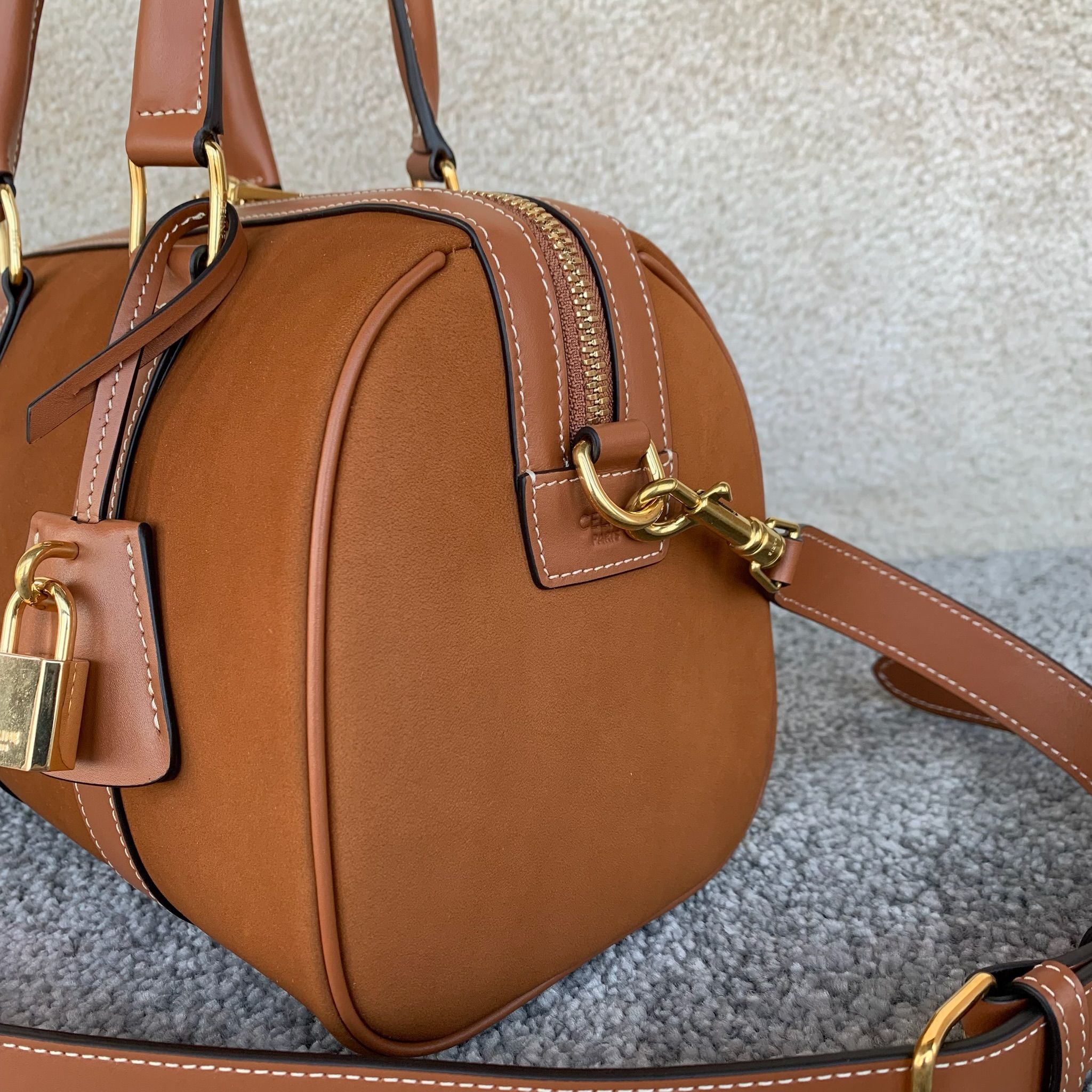 中号波士顿包(25 X 19X13厘米)牛剖层革/牛皮革金色饰面手提、肩背和斜挎拉链开合1个主隔层1个内