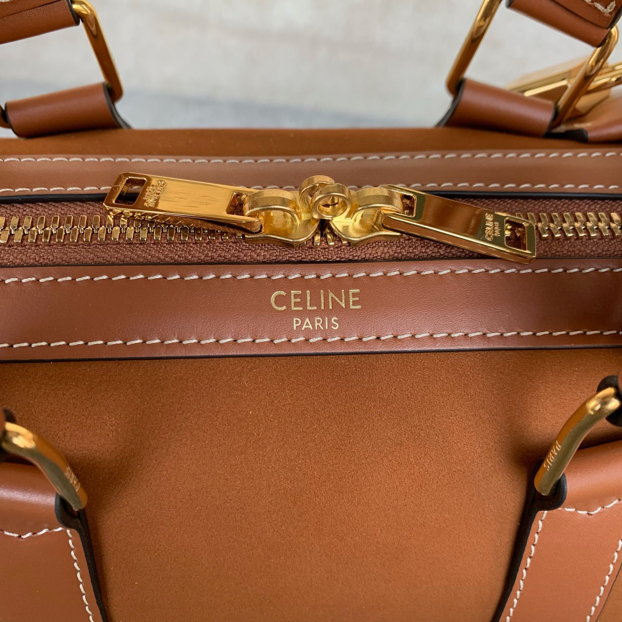 中号波士顿包(25 X 19X13厘米)牛剖层革/牛皮革金色饰面手提、肩背和斜挎拉链开合1个主隔层1个内