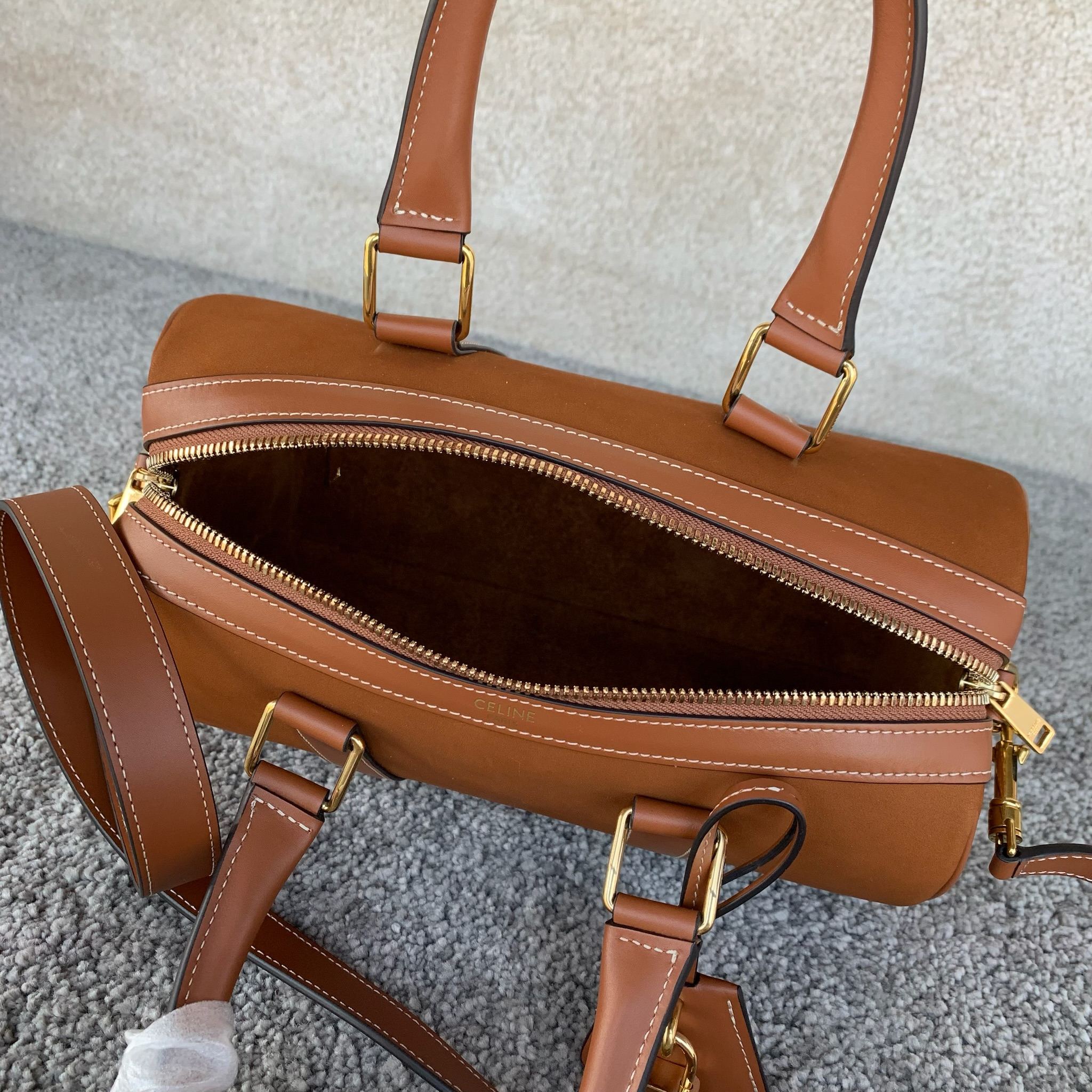 中号波士顿包(25 X 19X13厘米)牛剖层革/牛皮革金色饰面手提、肩背和斜挎拉链开合1个主隔层1个内