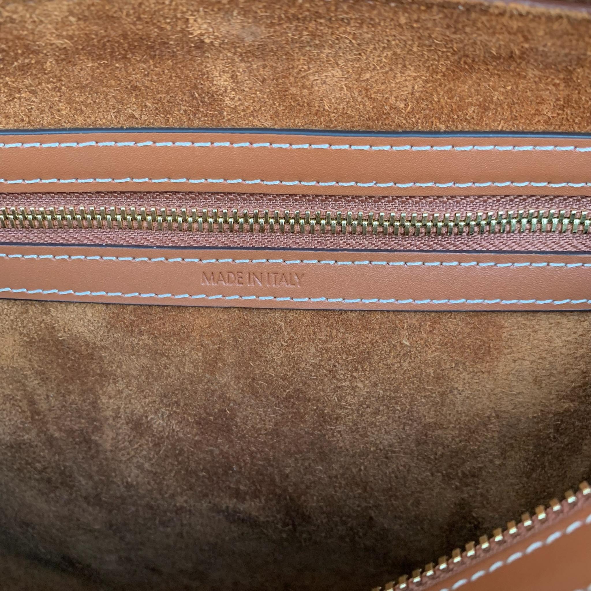 中号波士顿包(25 X 19X13厘米)牛剖层革/牛皮革金色饰面手提、肩背和斜挎拉链开合1个主隔层1个内