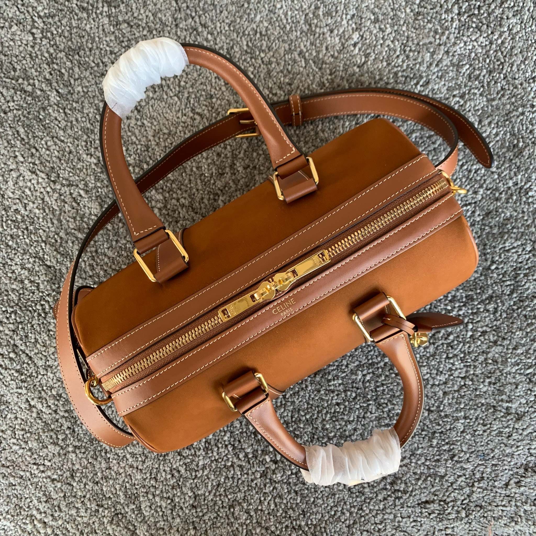 中号波士顿包(25 X 19X13厘米)牛剖层革/牛皮革金色饰面手提、肩背和斜挎拉链开合1个主隔层1个内