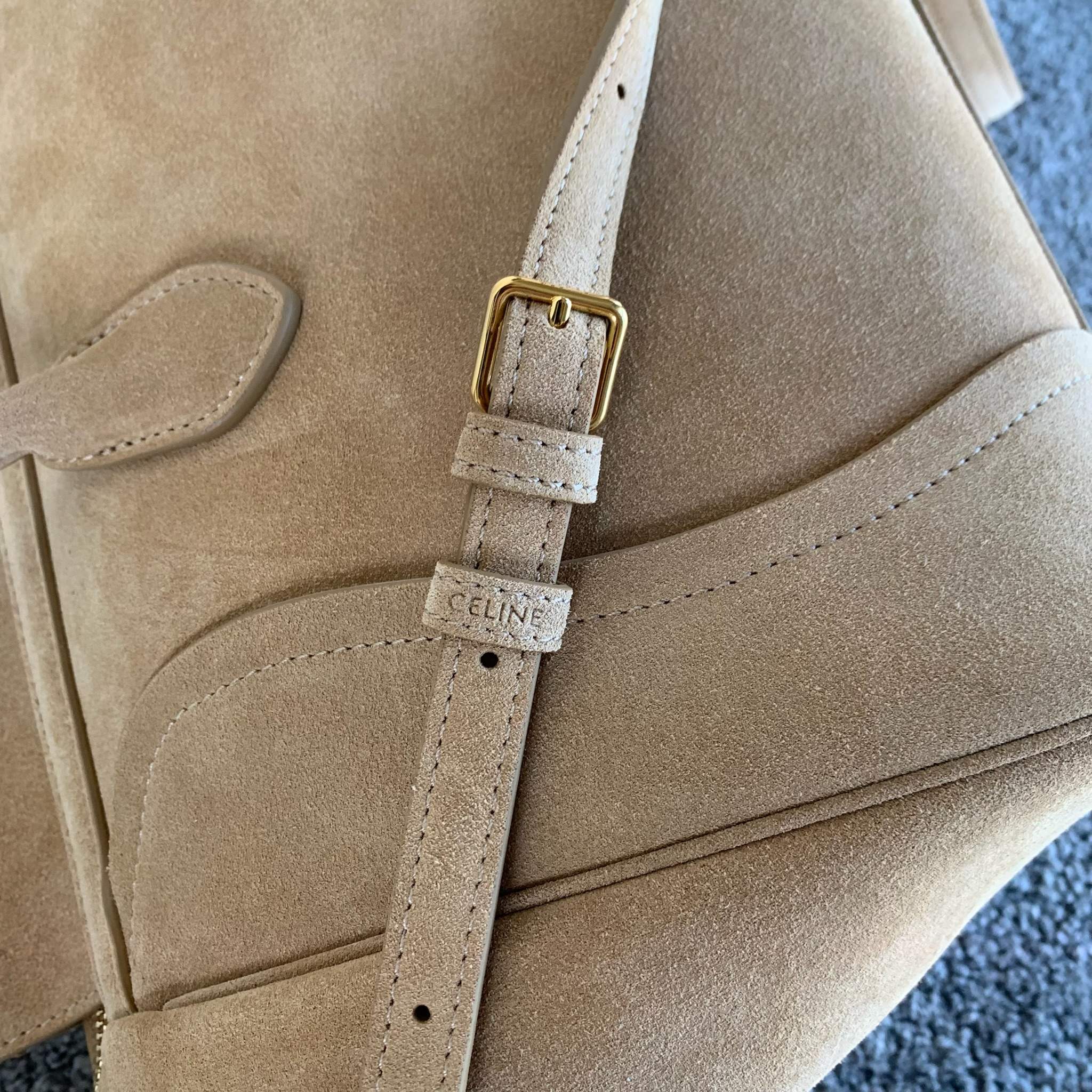 NEW LUGGAGE中号手袋杏色磨砂可容纳A4尺寸文件21.7X6.5X9.1英寸(55X16.5X2